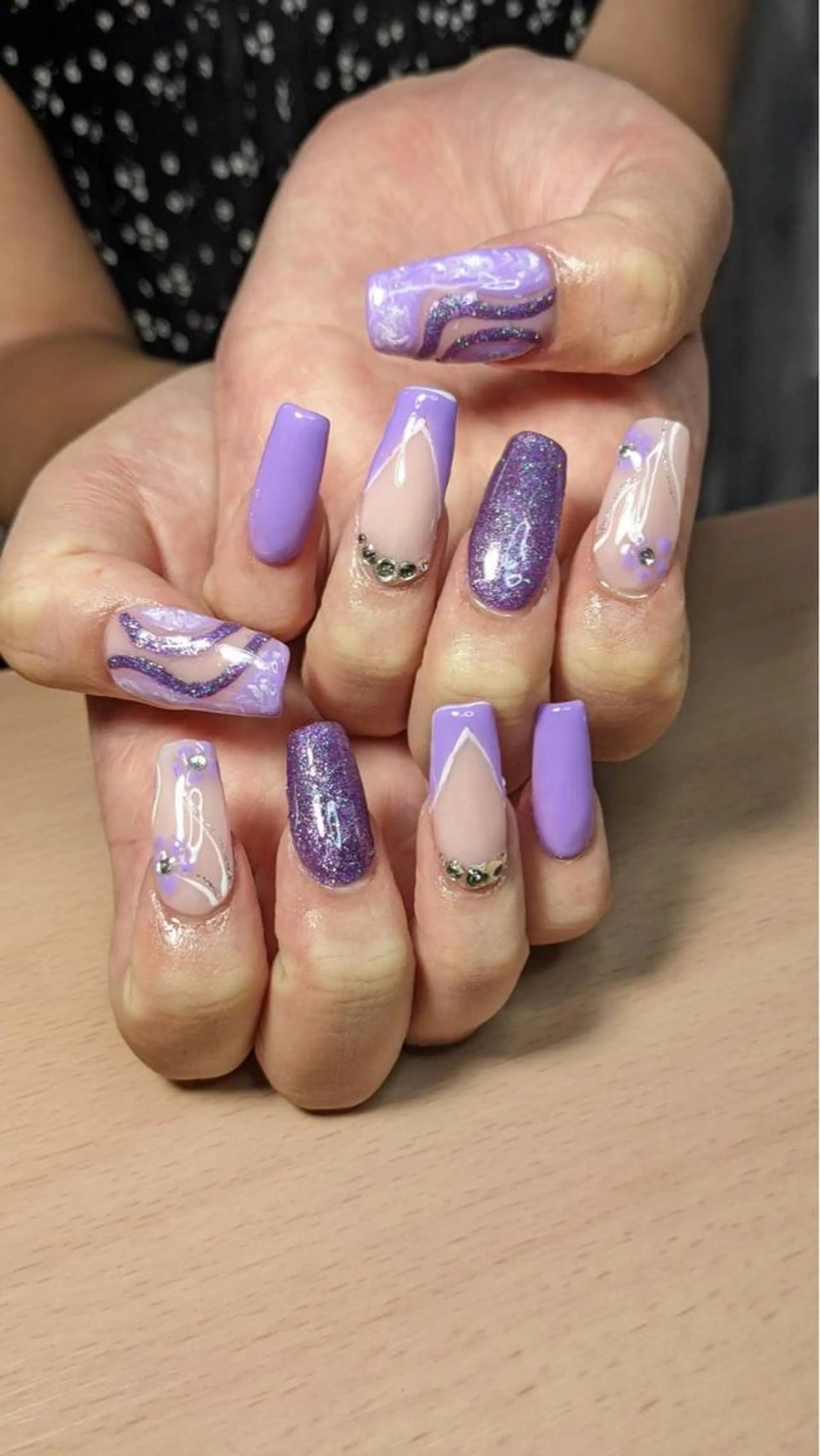 ネイル パープル フラワー ムーンのネイルデザイン