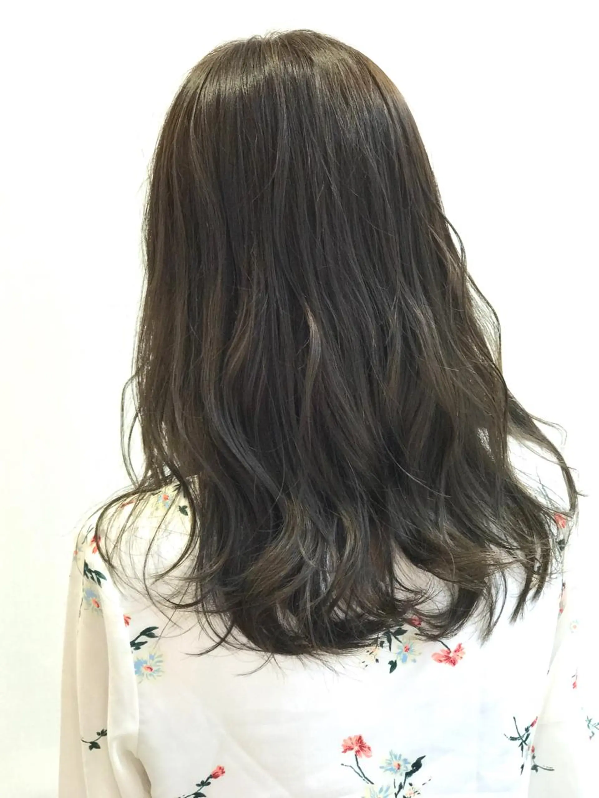 ロング カラー バレイヤージュ ブリーチ グレージュ イルミナカラー レイヤーカット カット ヘアカラー トリートメント 左藤 翔平のヘアスタイル