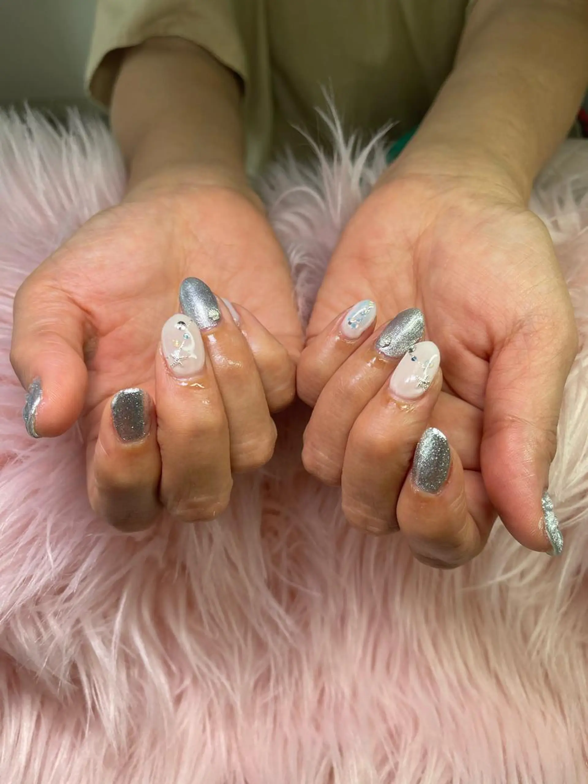 ネイル シルバー ネイルサロンキュアイスト所属・キュアイスト アコパラジェル調布のネイルデザイン