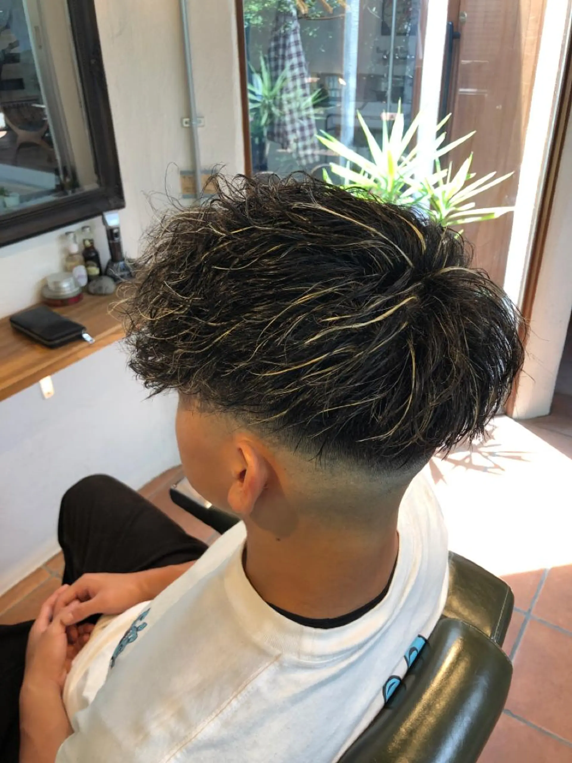 ショート パーマ メンズ フェードカット メンズハイライト ハイライト vita所属・冨士川 英樹のヘアスタイル