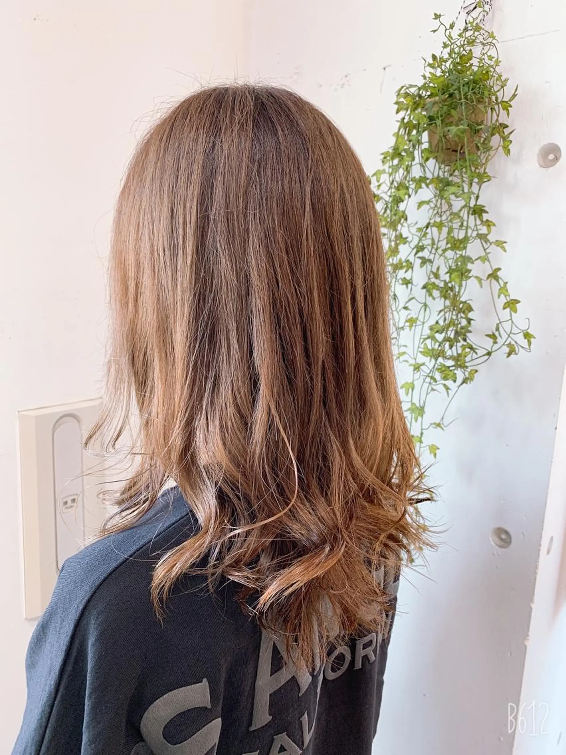 セミロング カラー グレージュ 白髪ぼかしハイライト 柳川拓哉のヘアスタイル