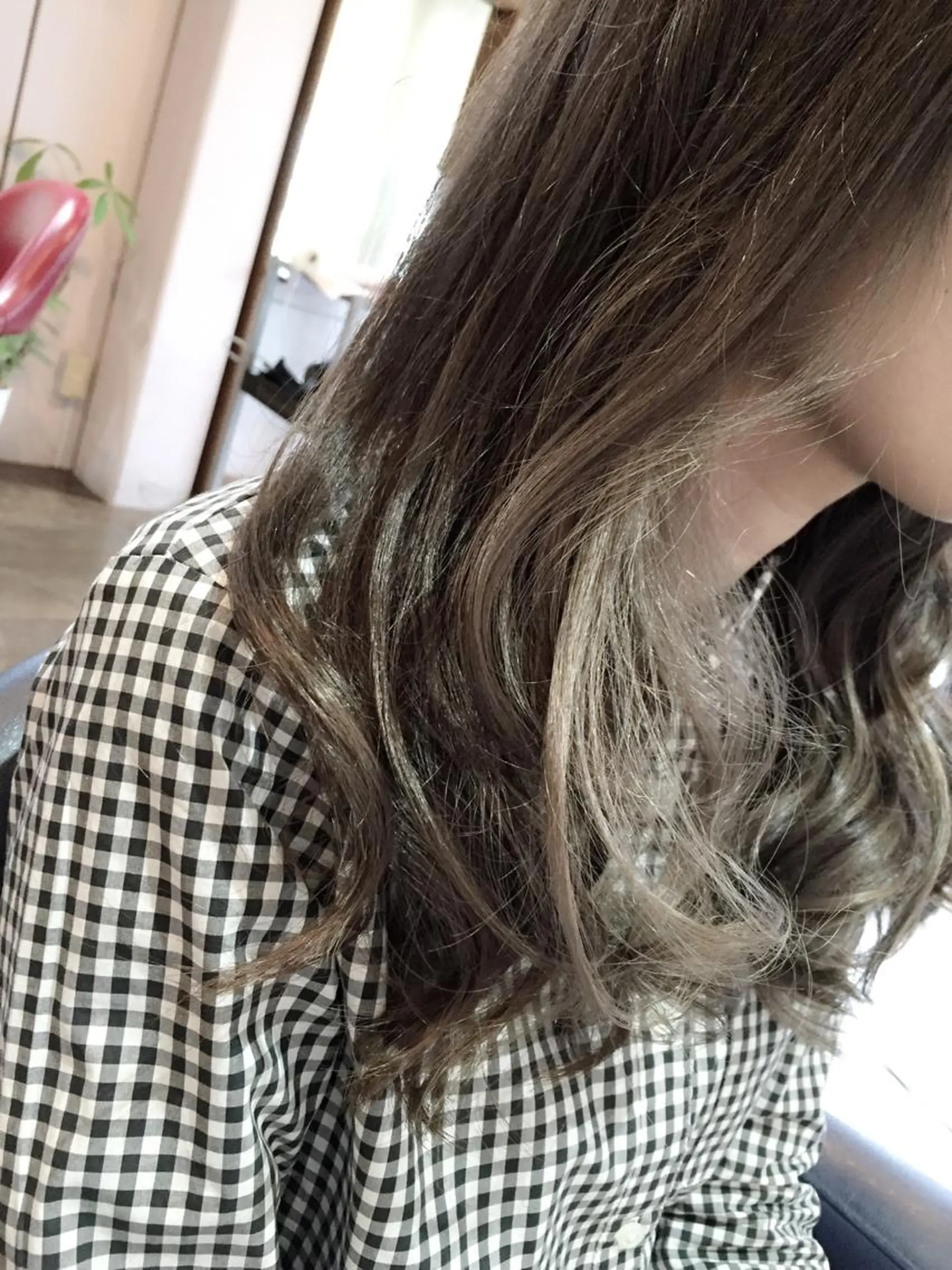 セミロング ロング カラー アッシュ グラデーションカラー ハイトーンカラー インナーカラー ホワイトアッシュ 原宿サロン代表 デザインカラー伊藤卓のヘアスタイル