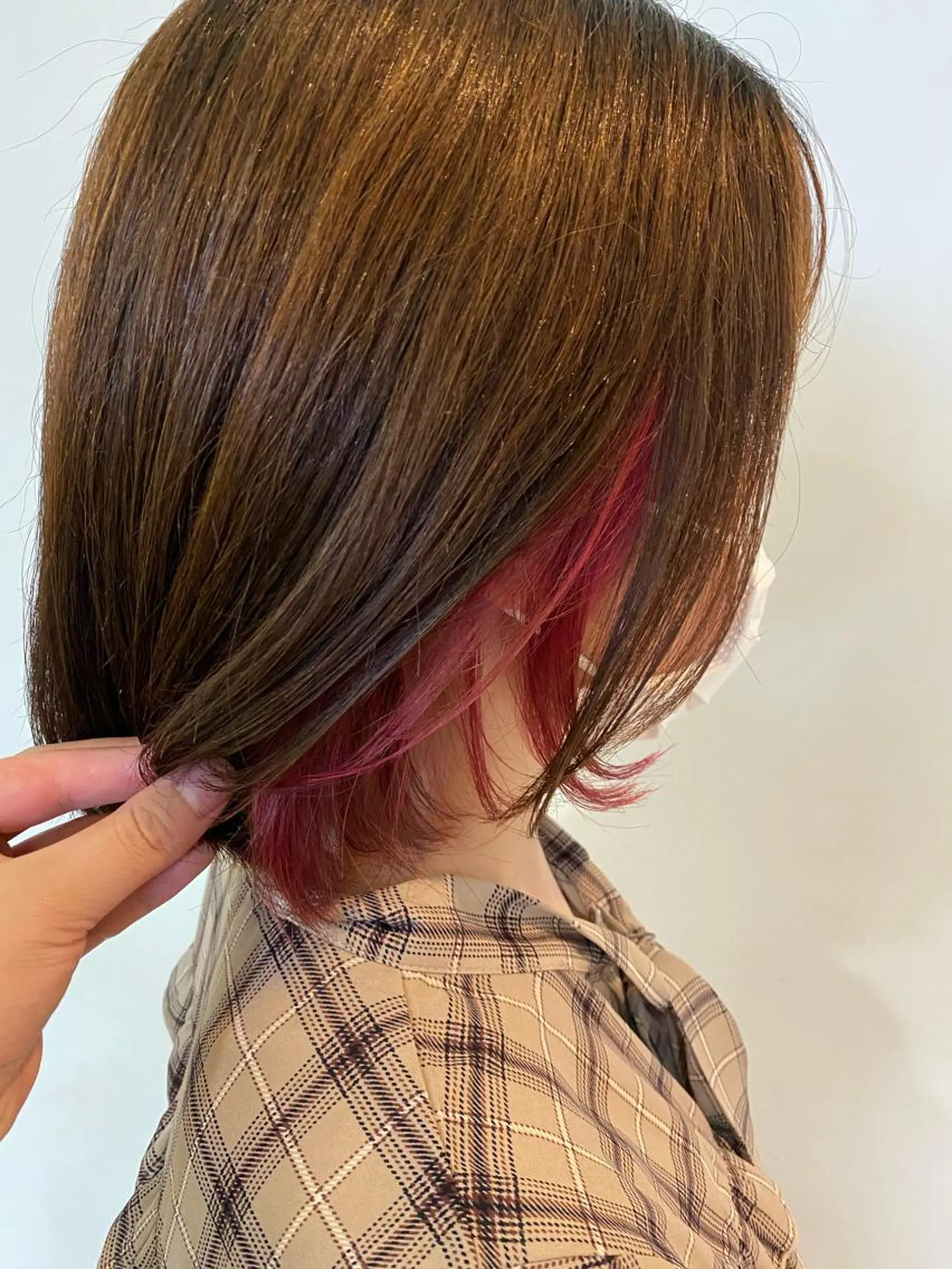 ミディアム カラー ブリーチ カシス インナーカラー ピンクカラー ヘアカラー エクステ／インナー カラー 礒野朱里のヘアスタイル