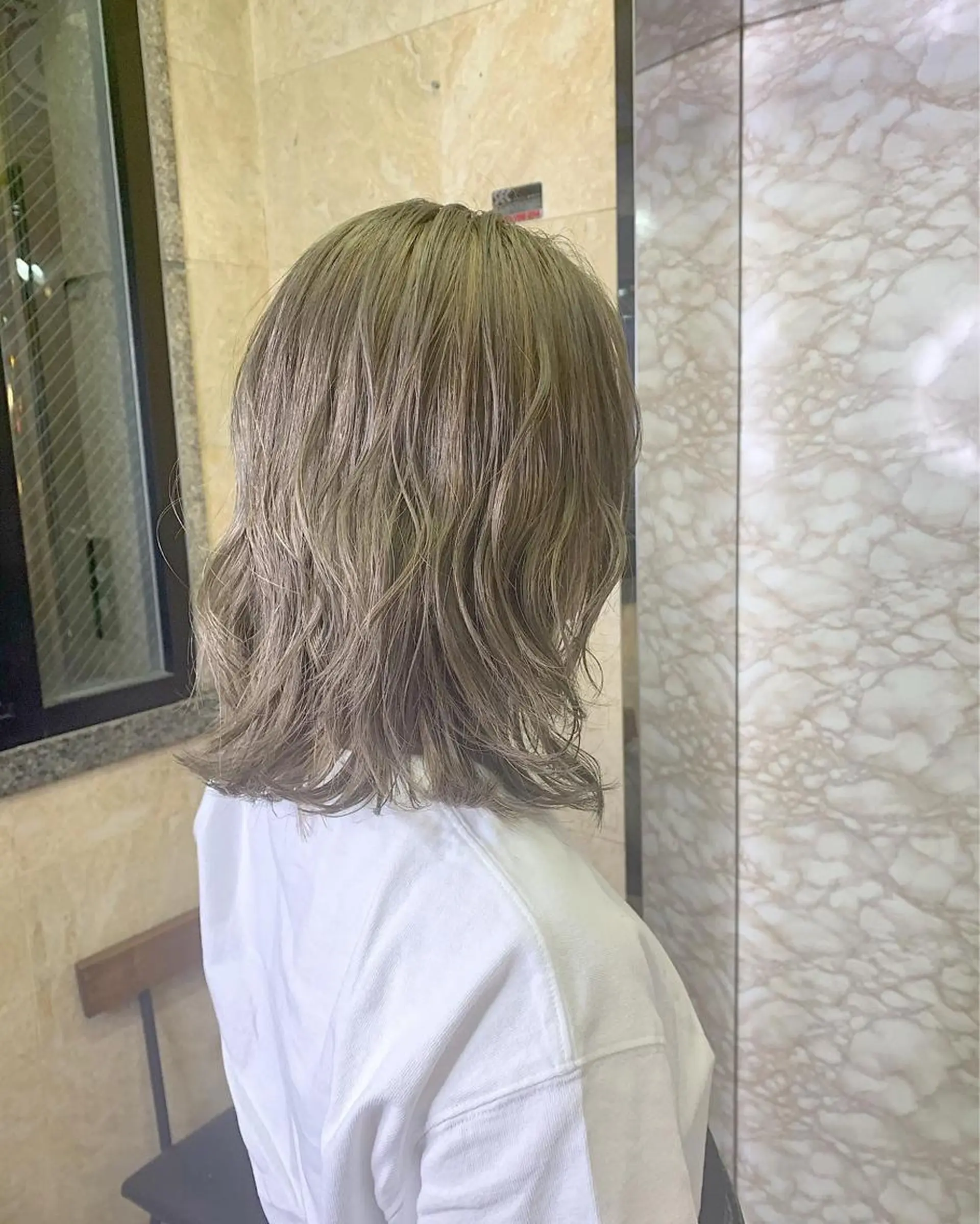 ミディアム カラー グレージュ 🕊️レイヤーカット 透明感カラー GOのヘアスタイル