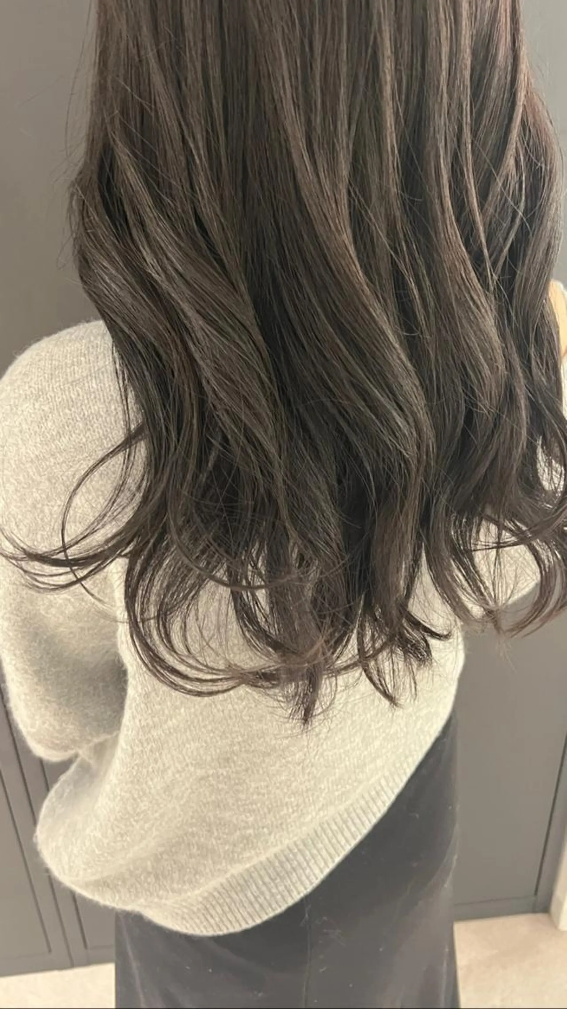 ロング カラー ヘアアレンジ ダークグレー 暗髪カラー🫐パーマ おくだりんかのヘアスタイル