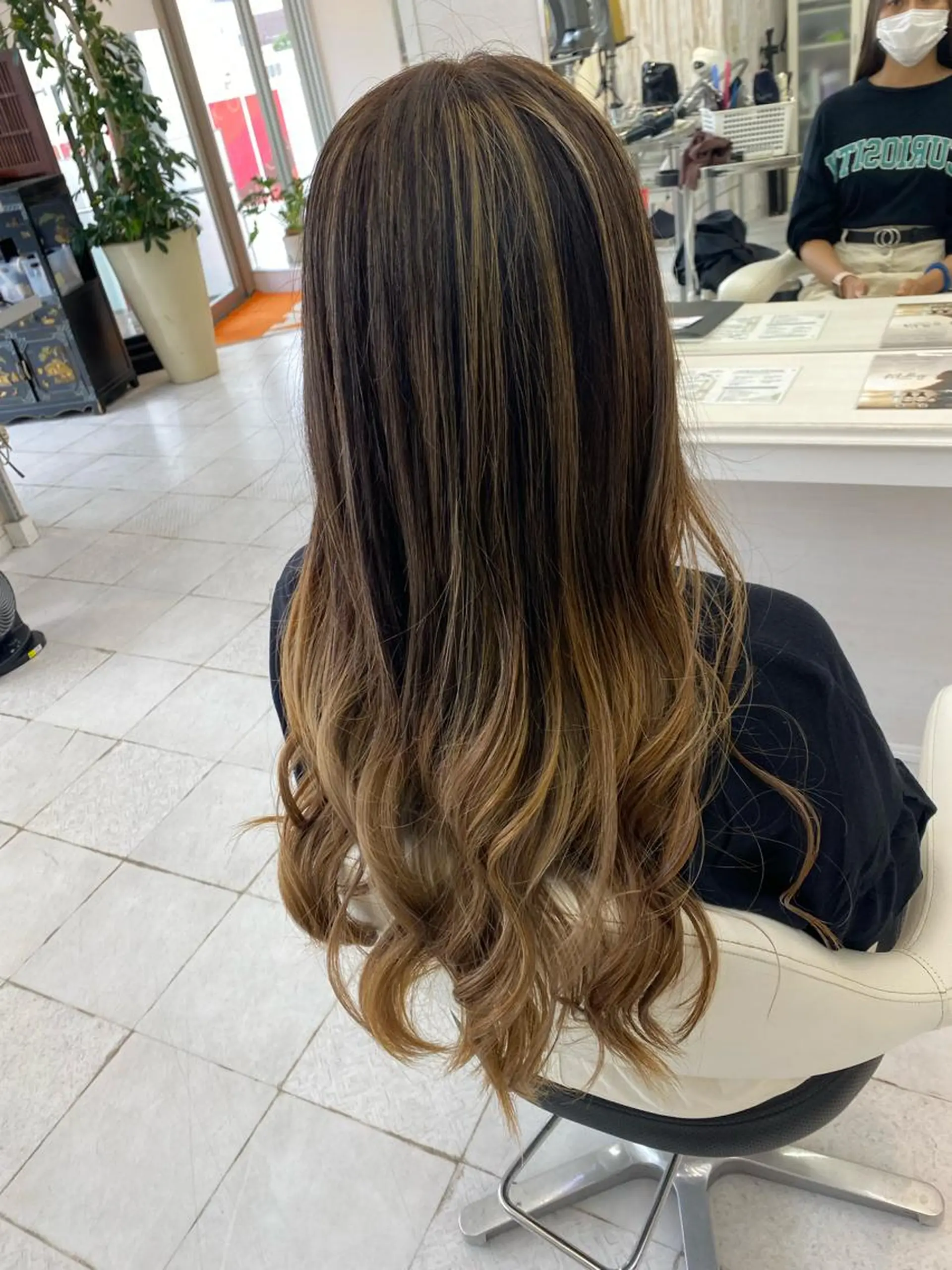 ロング 白髪ぼかしハイライト めさきすずなのヘアスタイル