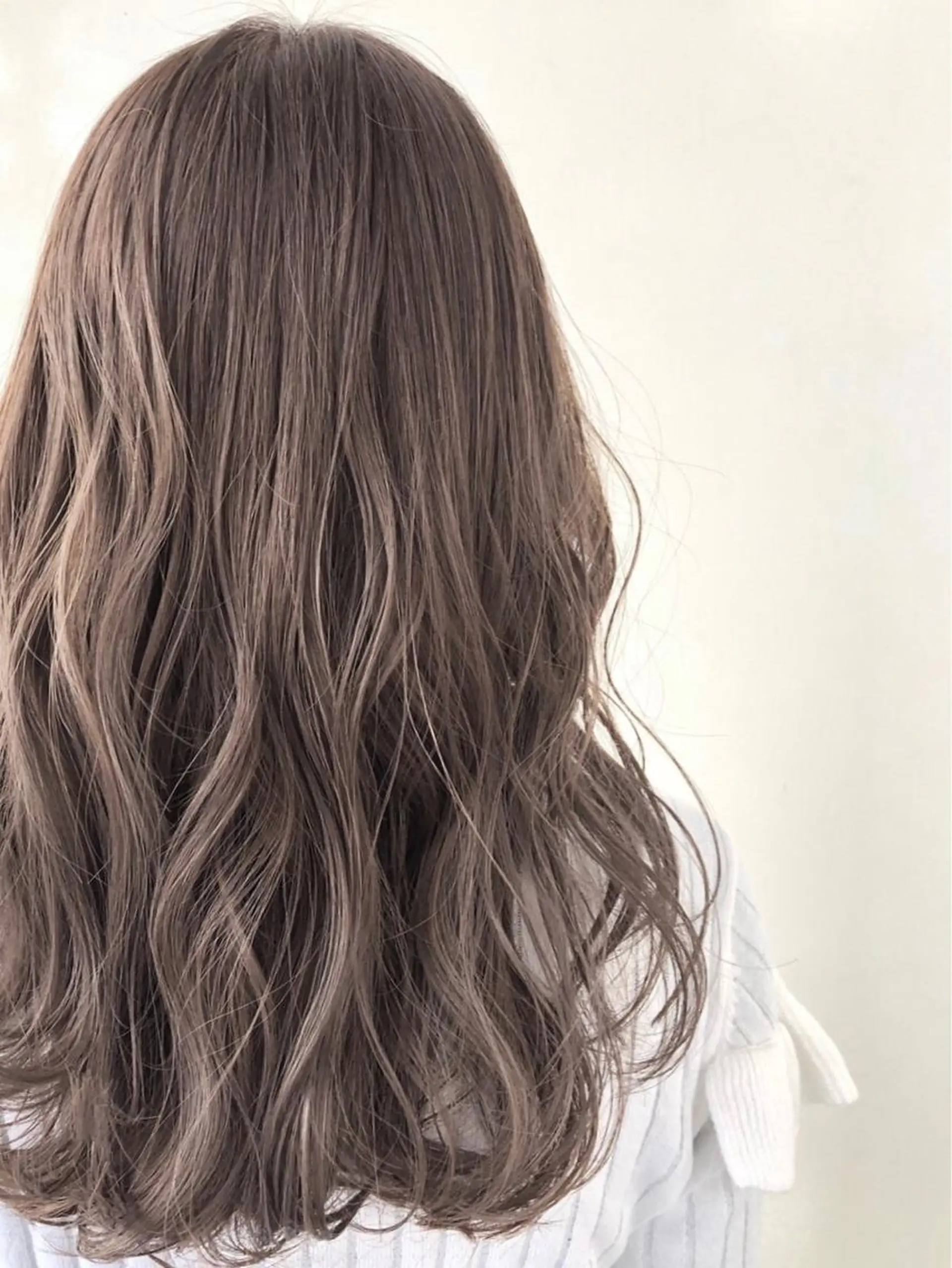 セミロング カラー ANNA ／艶髪／ハイトーンのヘアスタイル