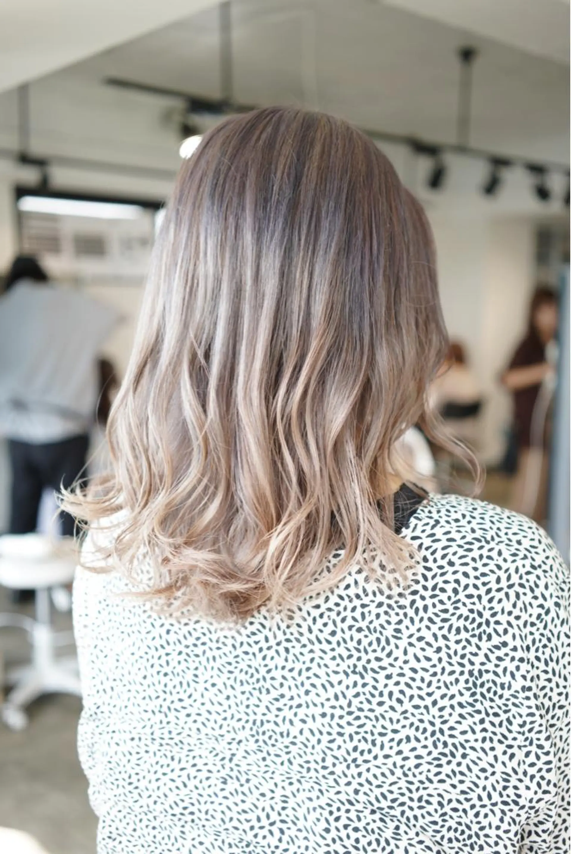 ミディアム カラー ベージュカラー グラデーションカラー ミルクティーベージュ ヘアカラー トリートメント ハイトーン/レイヤー /ケアブリーチ石川治のヘアスタイル