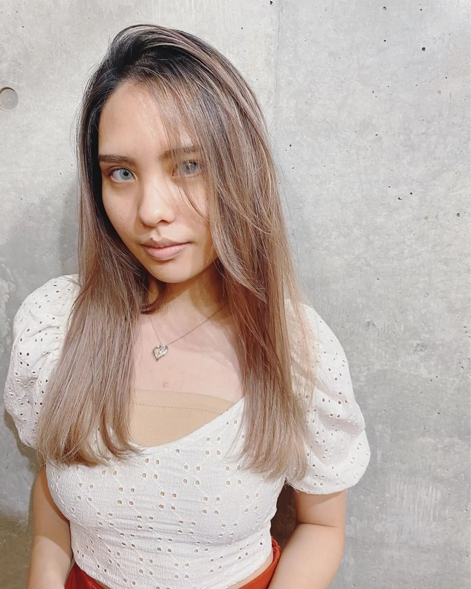 セミロング カラー ヘアアレンジ ハイライトカラー ハイトーンカラー イルミナカラー インナーカラー ハイライト ✨ハイクオリティ✨ 山本香也のヘアスタイル