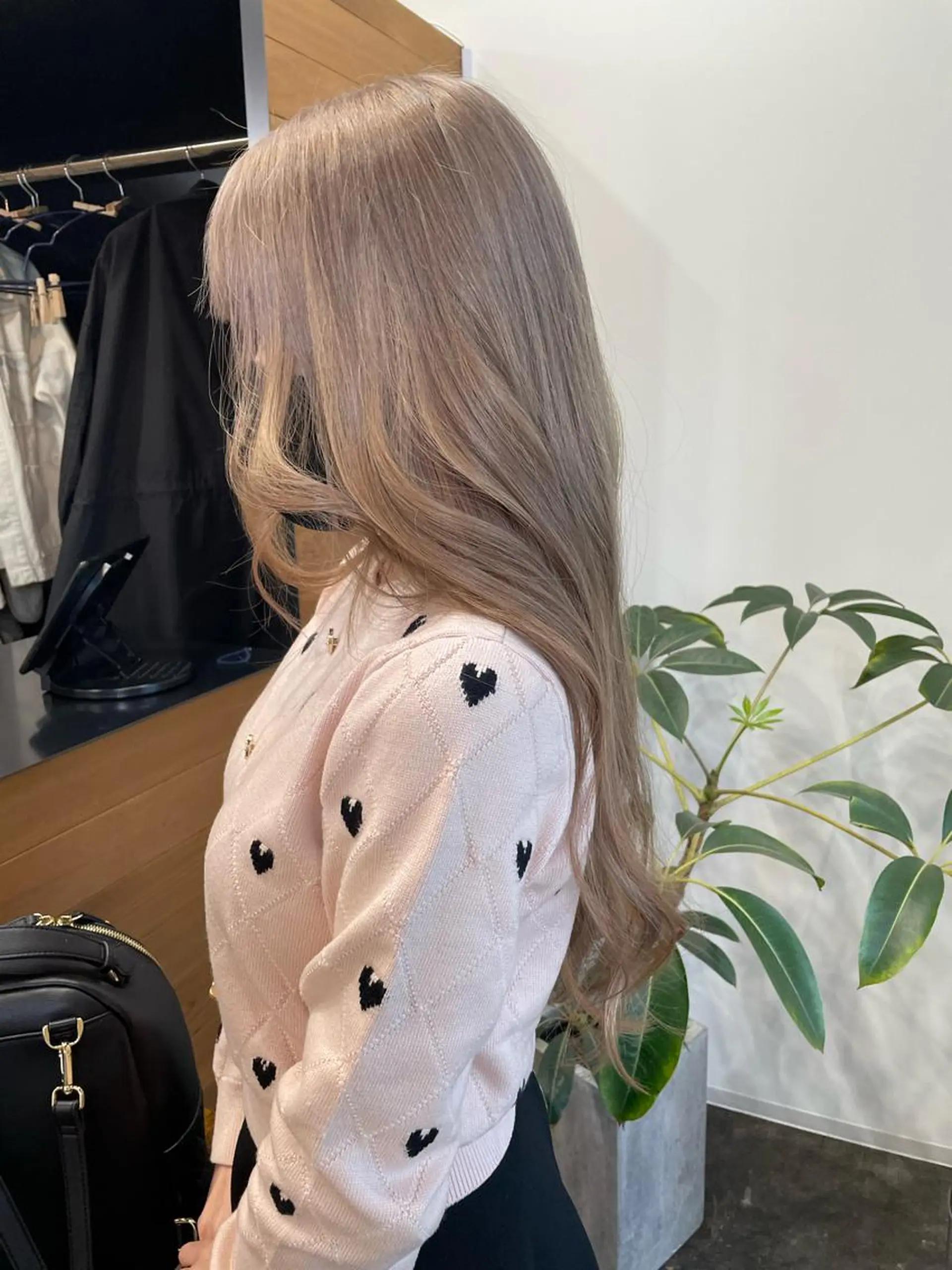 ロング カラー ミルクティー× グレージュMOMOのヘアスタイル