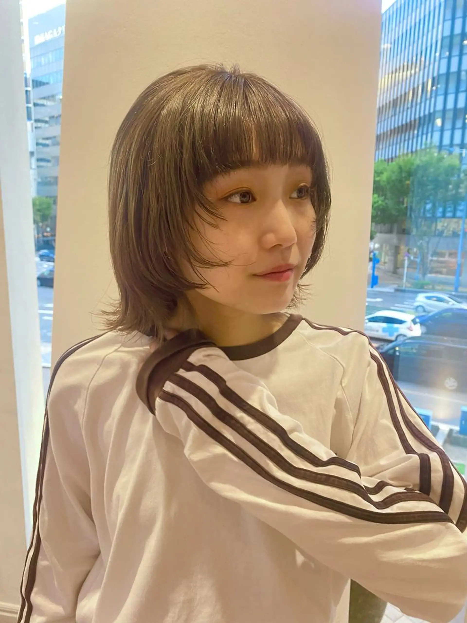 ミディアム カラー ブリーチ グレージュ 増井 彩乃のヘアスタイル