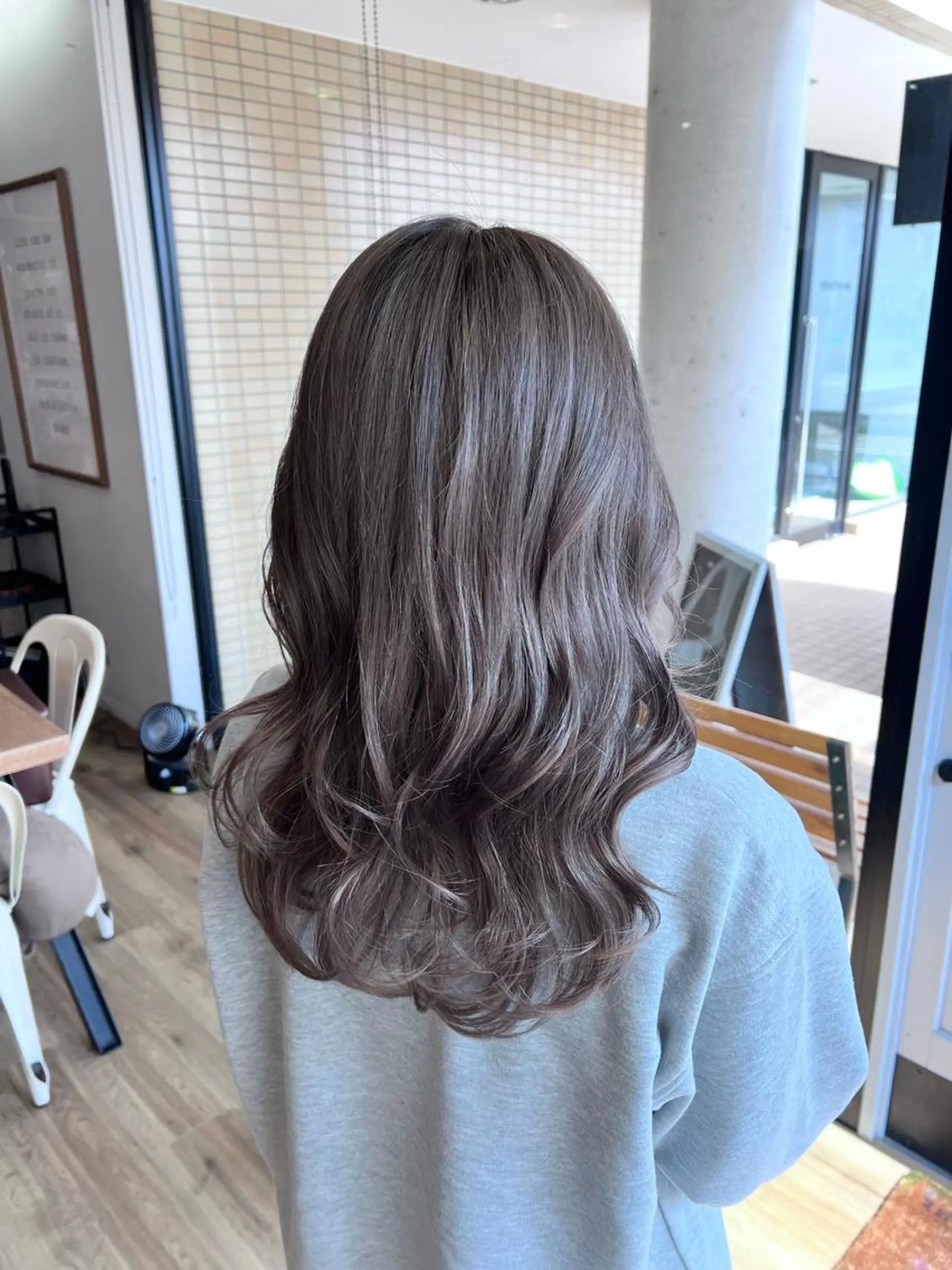 ロング カラー ブリーチ グレージュ ヘアカラー トリートメント ツキダテ ユイのヘアスタイル