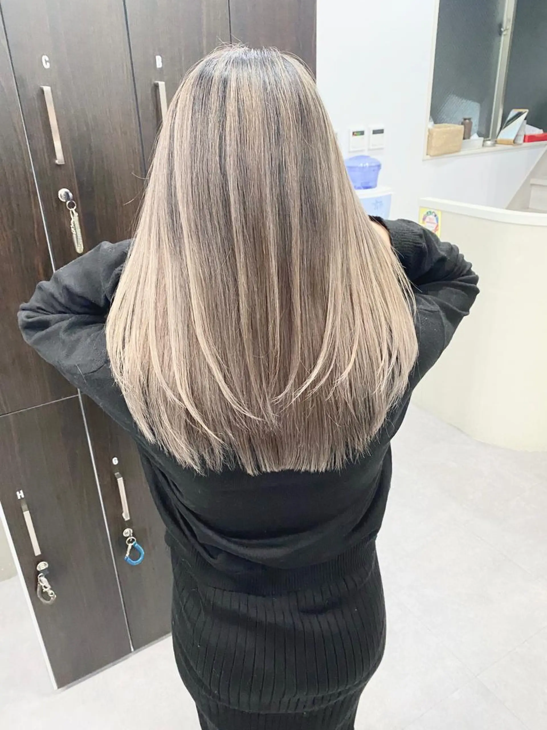 ロング カラー バレイヤージュ ダブルカラー ハイトーンカラー レイヤーカット Via officialのヘアスタイル