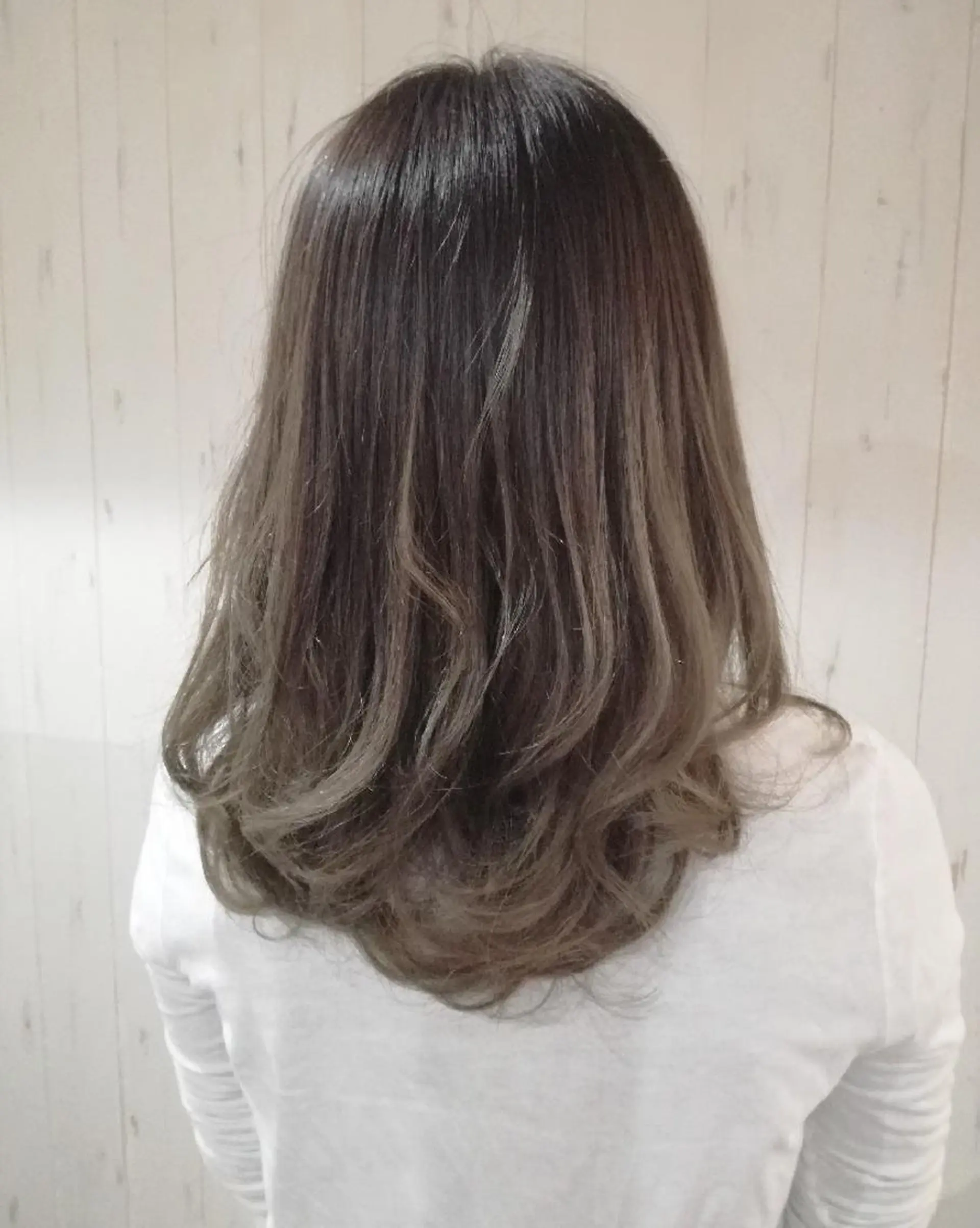 セミロング カラー グラデーションカラー グレージュ 西川 敏夫のヘアスタイル