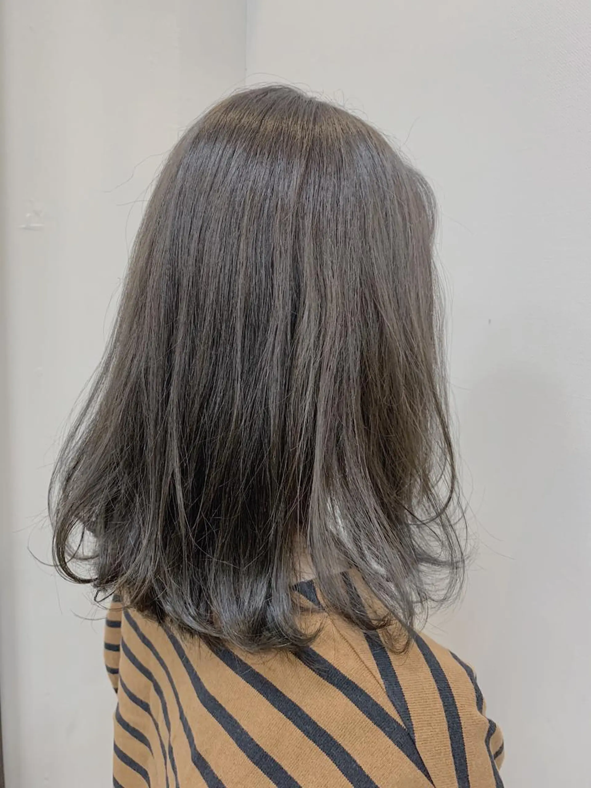 ミディアム カラー アッシュ アッシュグレー ヘアカラー トリートメント 頭皮×髪質改善 透明感カラー💎中村のヘアスタイル