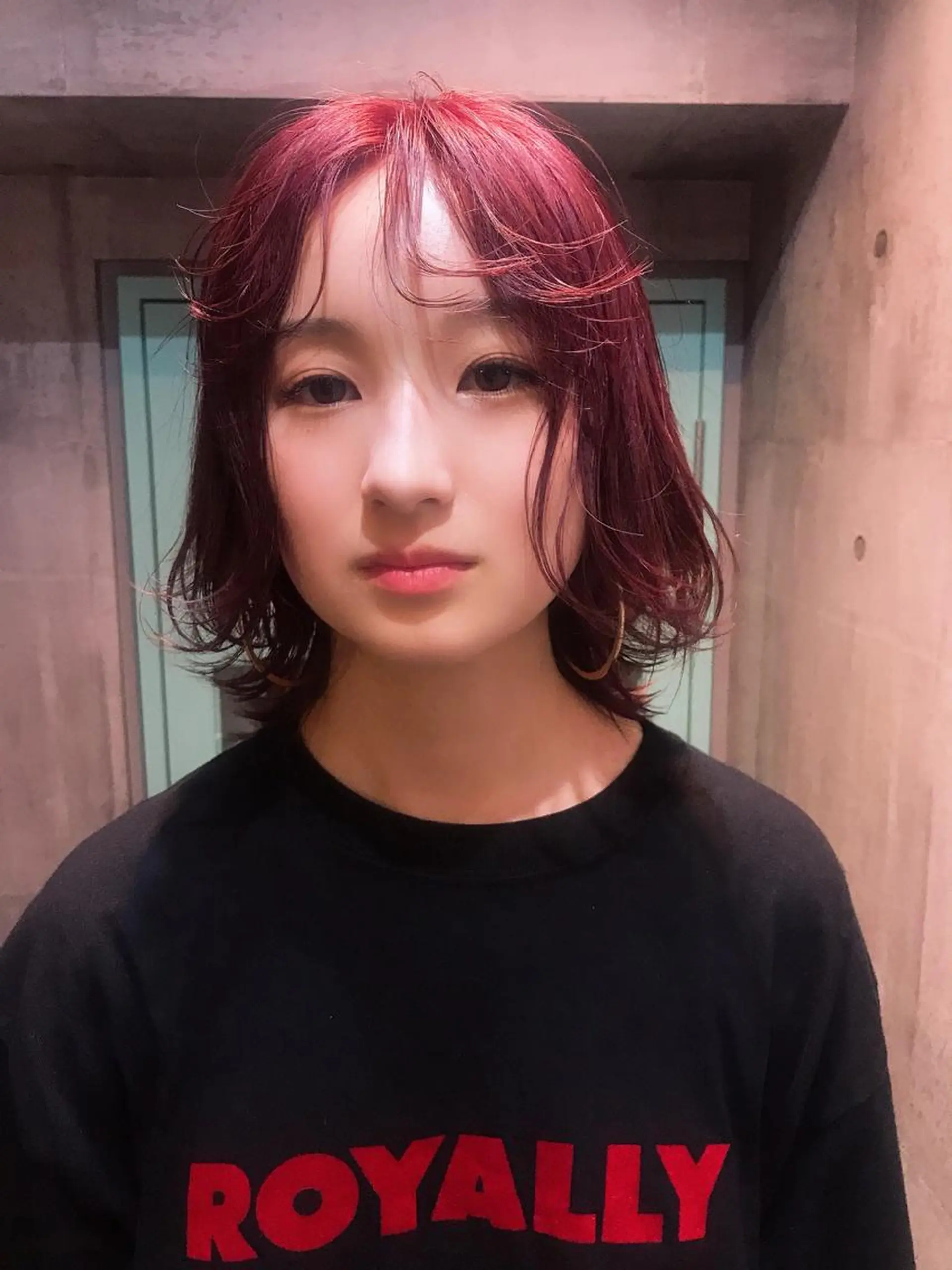 ミディアム カラー ボルドーカラー レイヤーカット ホワイト&レイヤーカ ットエクステ長畠俊輔のヘアスタイル