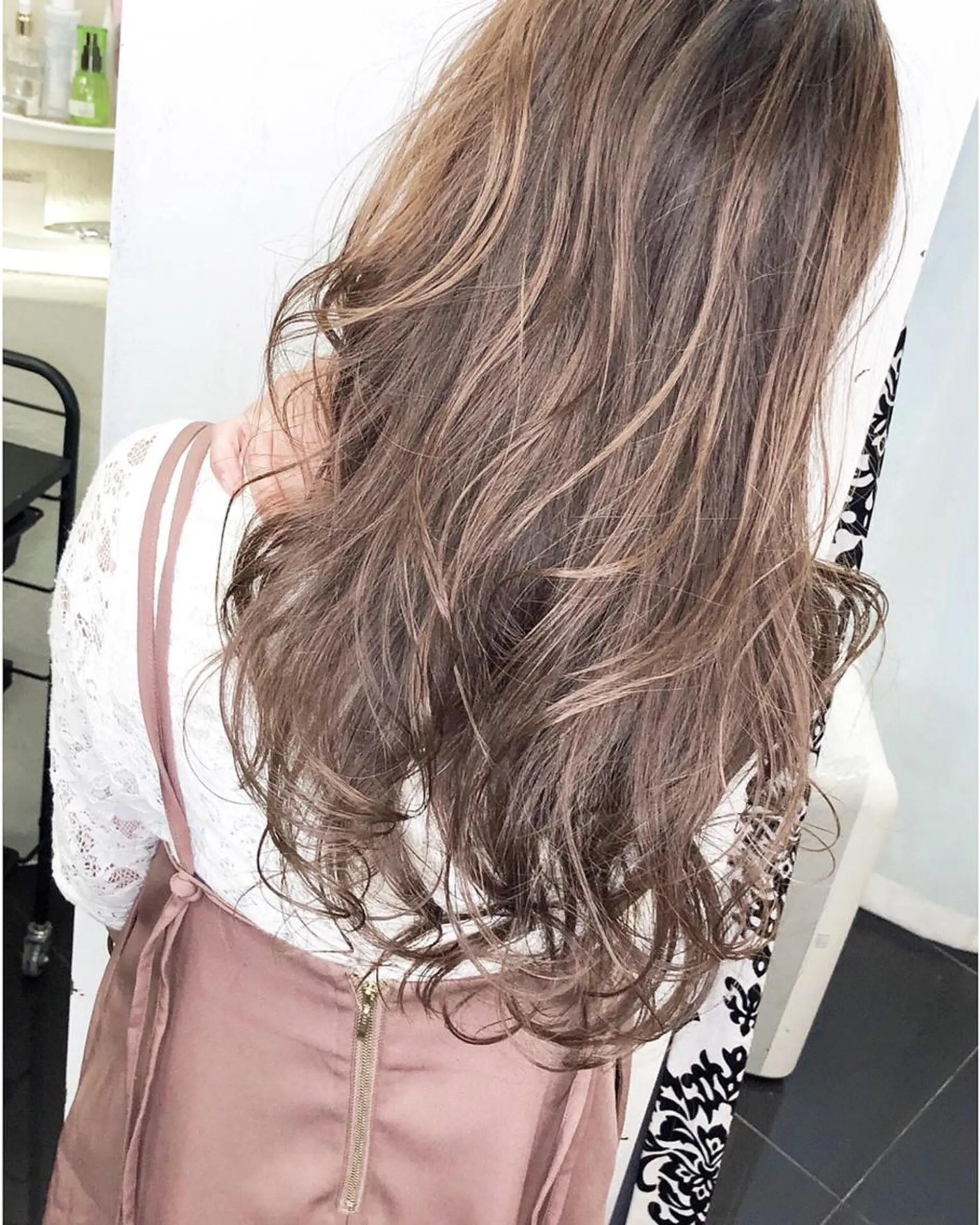 ロング カラー ヘアアレンジ アッシュ アッシュグレー バレイヤージュ ベージュカラー ブリーチ 髪質改善&韓国風特化 型サロン ミシェリーのヘアスタイル