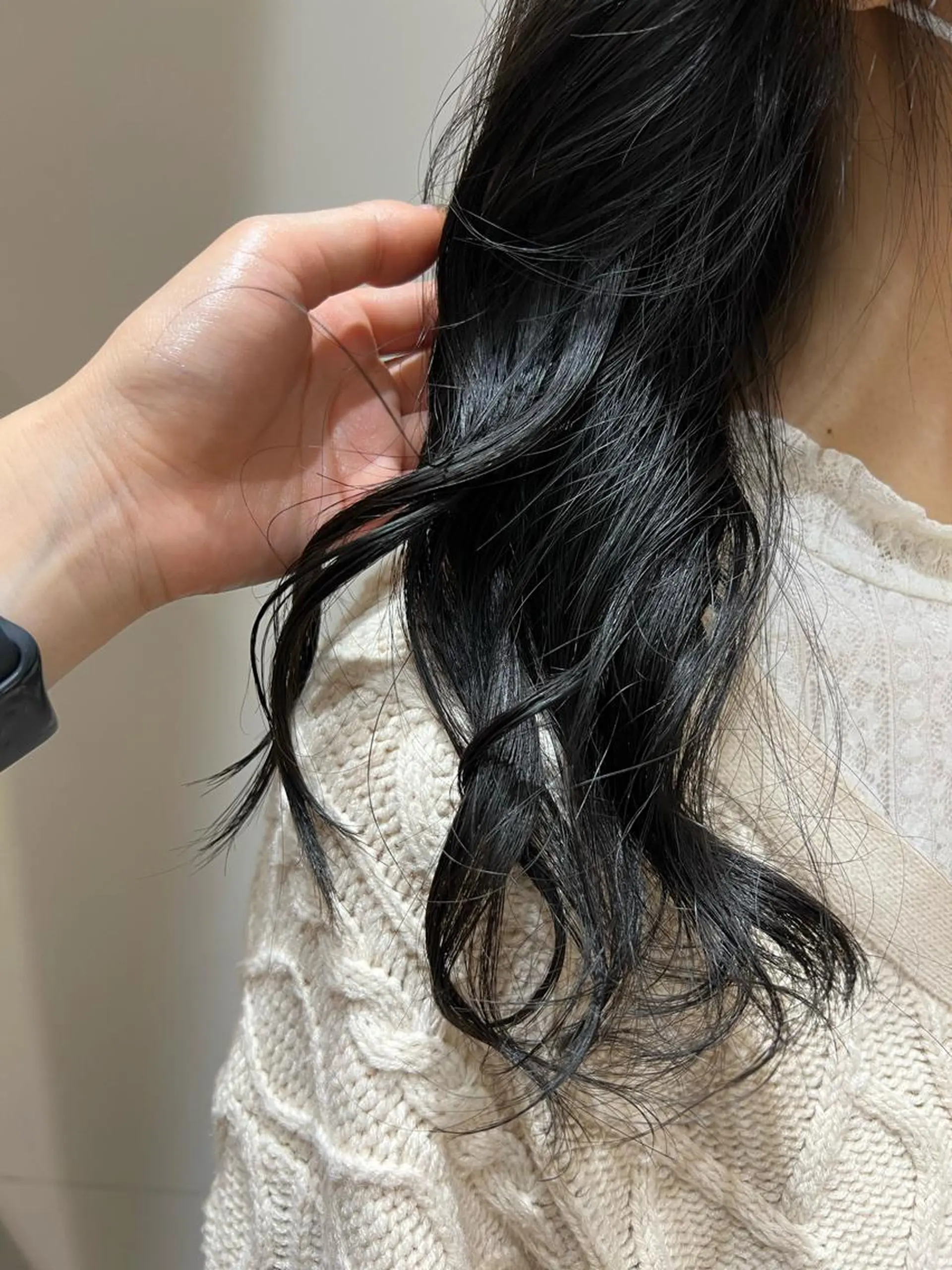 セミロング カラー ヘアアレンジ ブルーカラー 暗髪カラー🫐パーマ おくだりんかのヘアスタイル