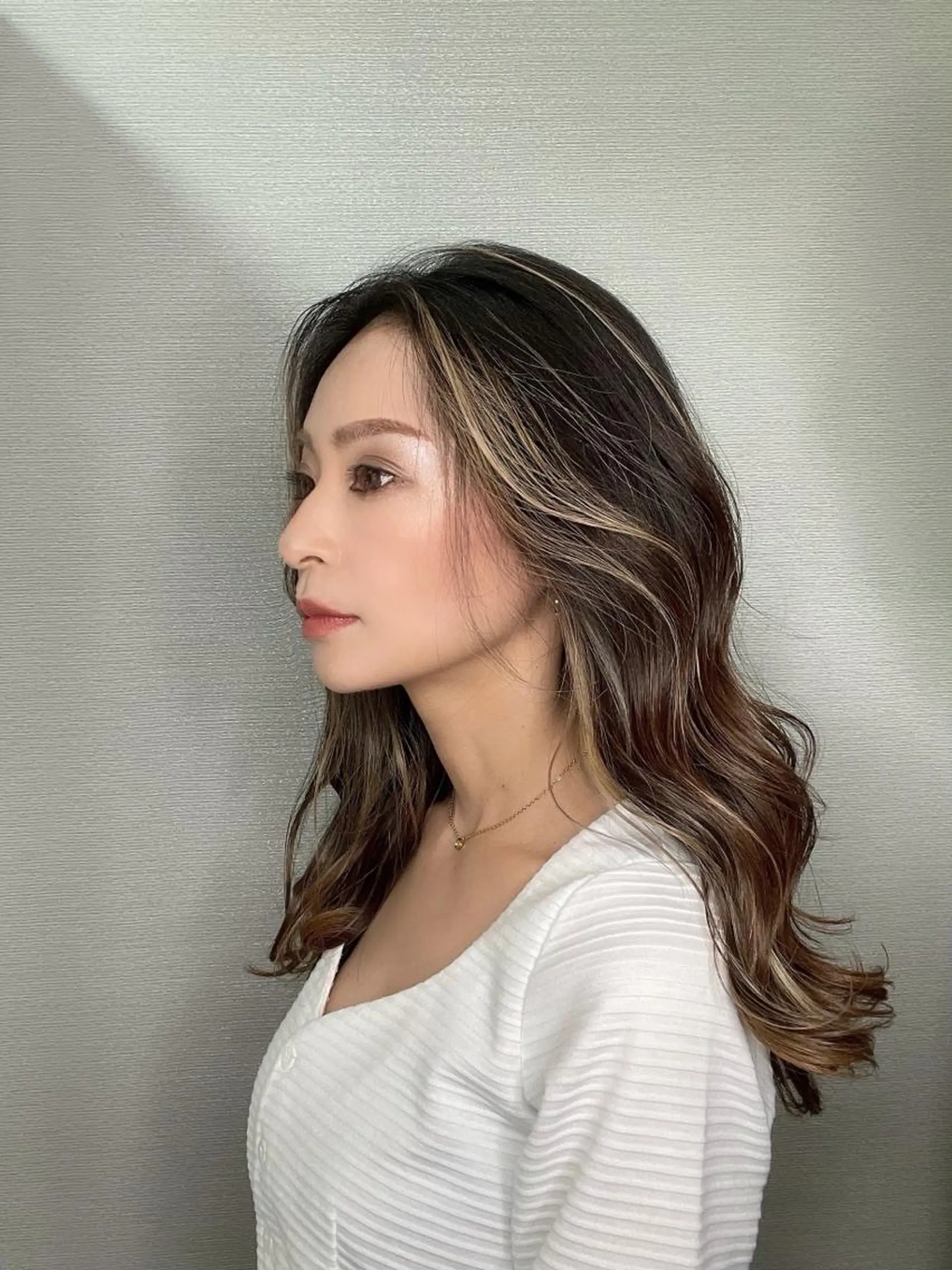 セミロング ミストバング ハイライト biscohair 髪にドラマを。のヘアスタイル