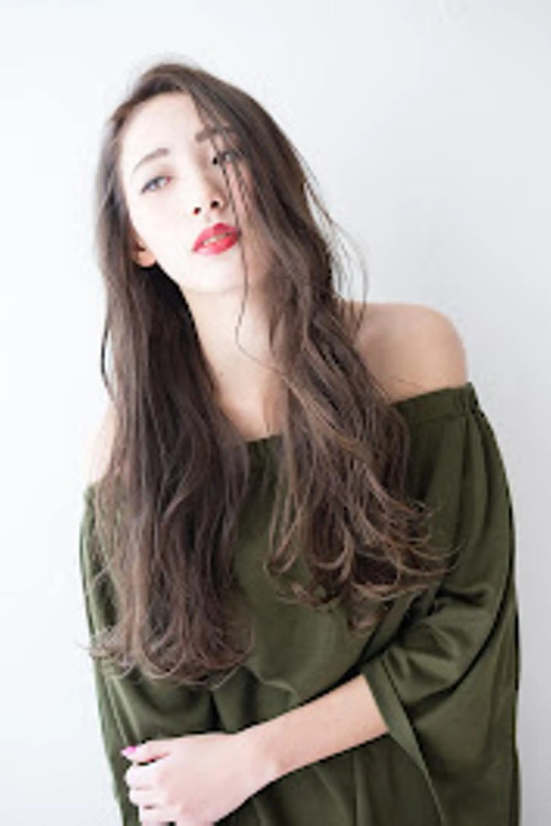 ロング 浅見 愛菜のヘアスタイル