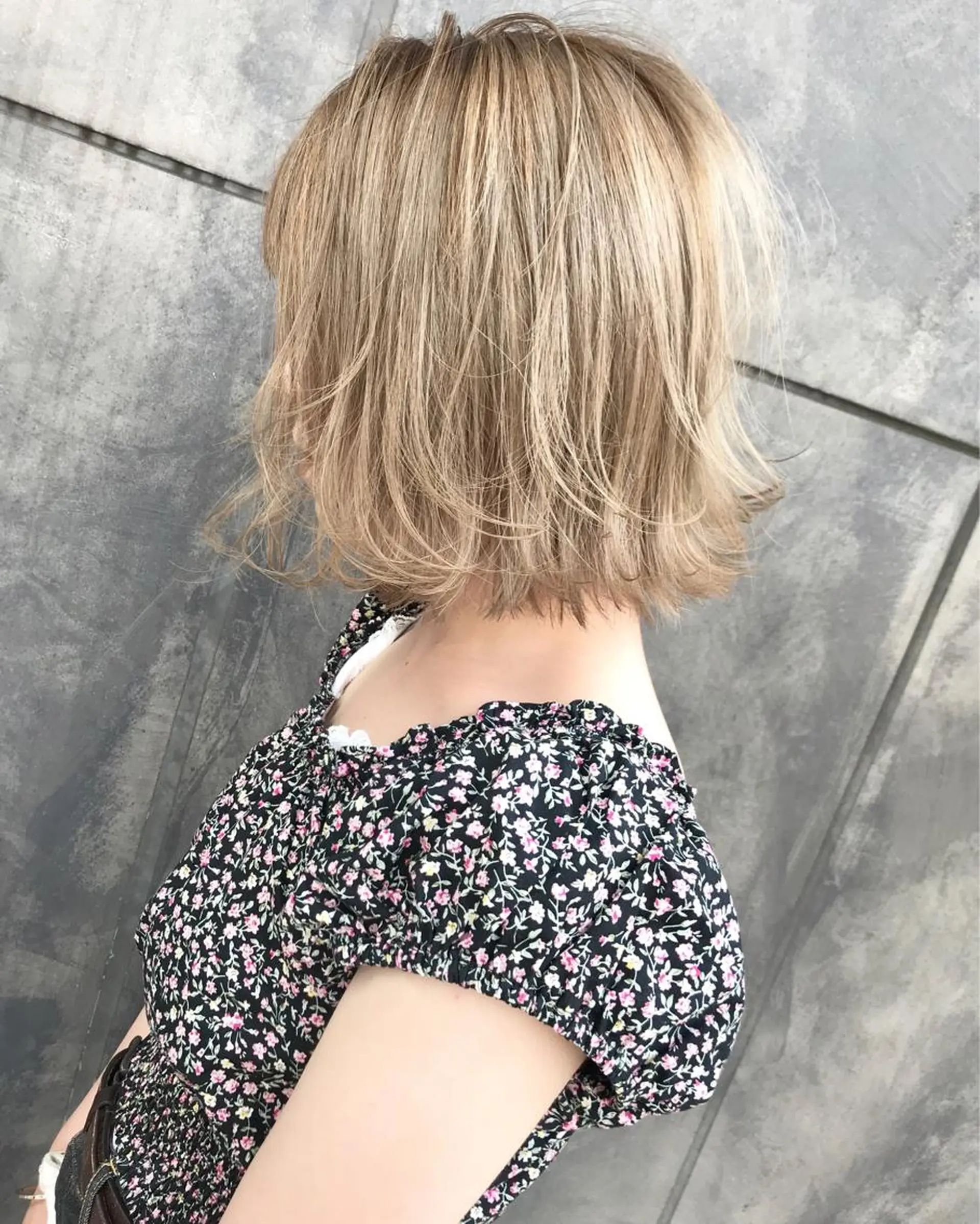 ミディアム カラー ベージュカラー TOMOYAレイヤー ブリーチ縮毛矯正のヘアスタイル