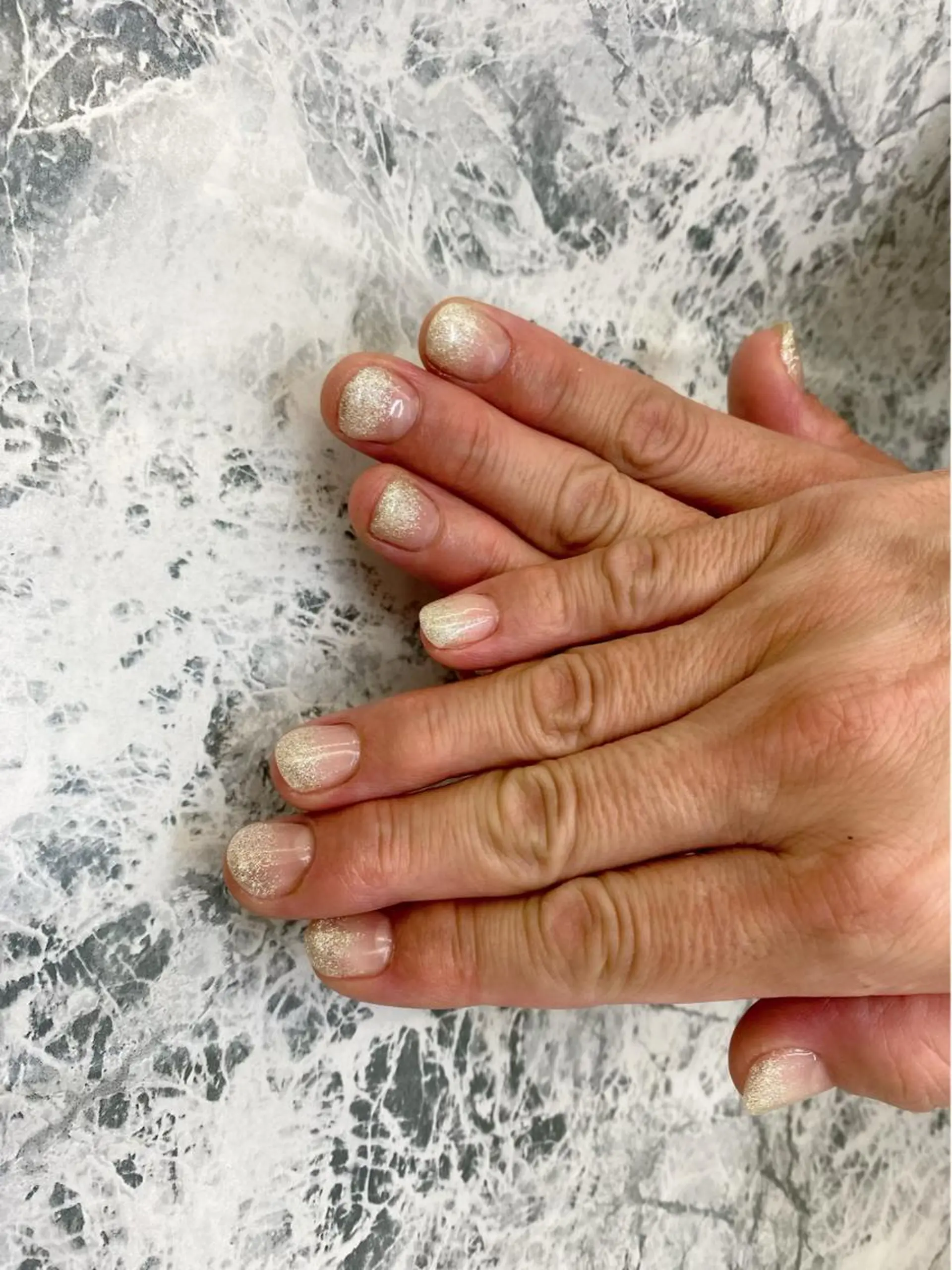 ネイル ゴールド グラデーション ラメ(グリッター) ホワイト Can I Dressy  溝ノ口店所属・F. Neneのネイルデザイン
