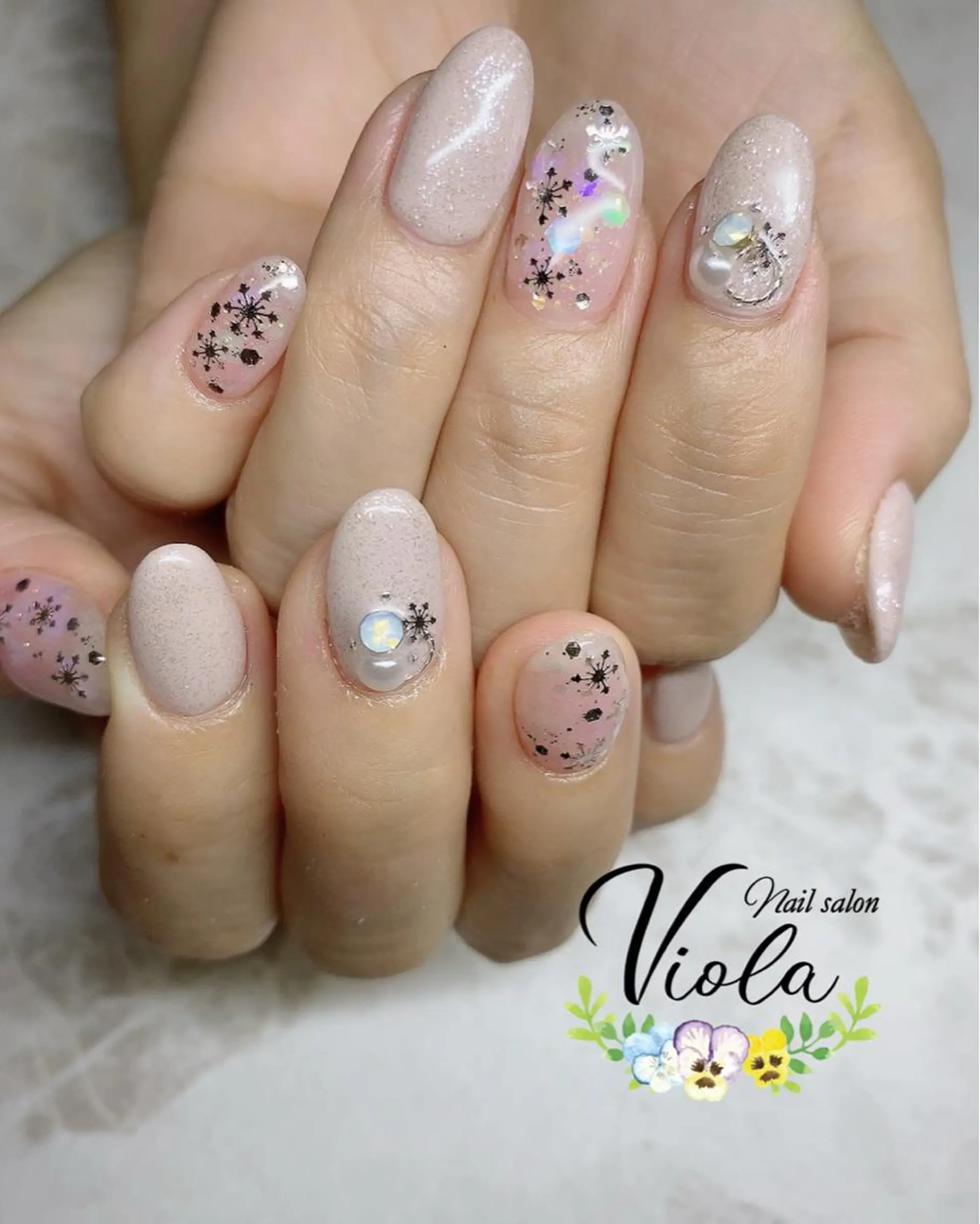 ネイル キラキラネイル シンプルネイル 冬ネイル ハンドネイル Nailsalon Viola所属・ネイルサロン Violaのネイルデザイン