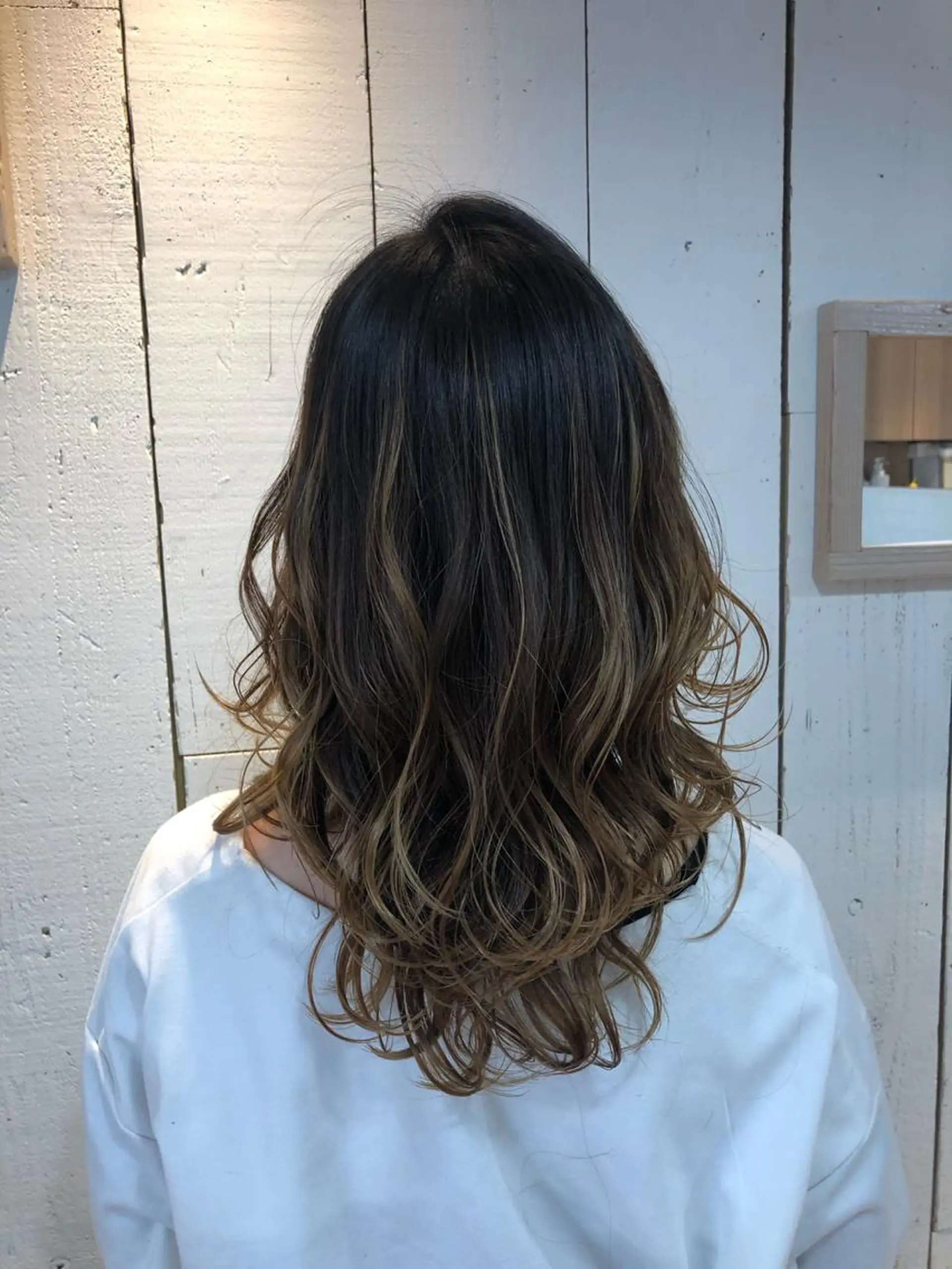 ミディアム カラー バレイヤージュ レイヤーカット 西山 恵太郎のヘアスタイル