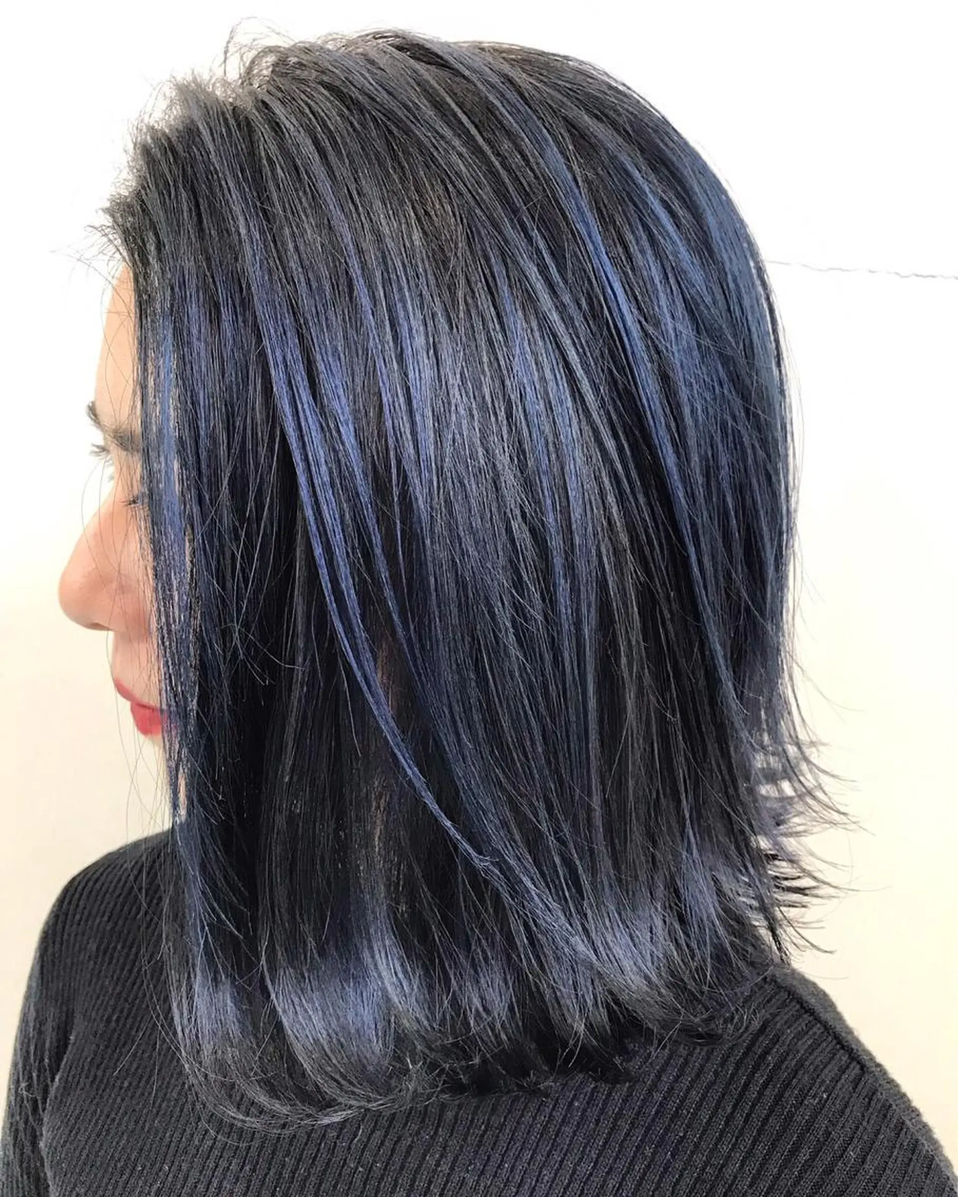 ミディアム レイヤーカット 白髪ぼかしハイライト めさきすずなのヘアスタイル