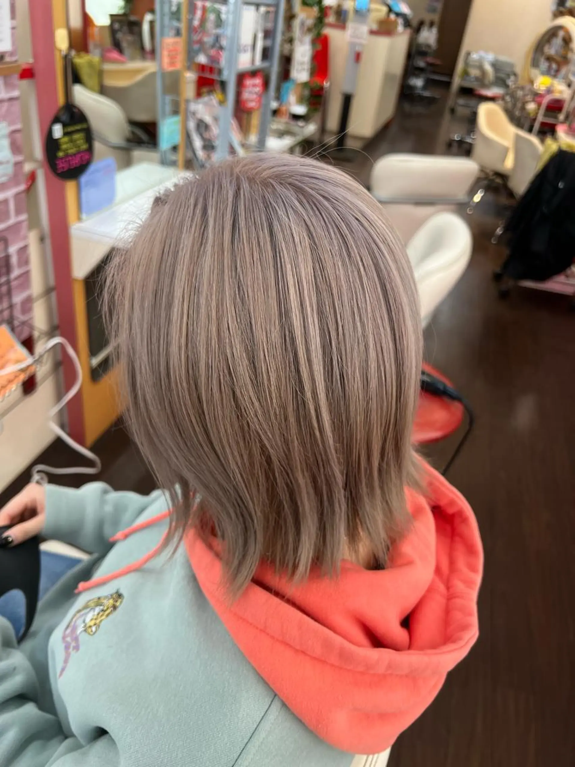 ショート カラー アッシュ ベージュカラー ブリーチ まさき✂︎ブリーチ／ デザインカラーのヘアスタイル