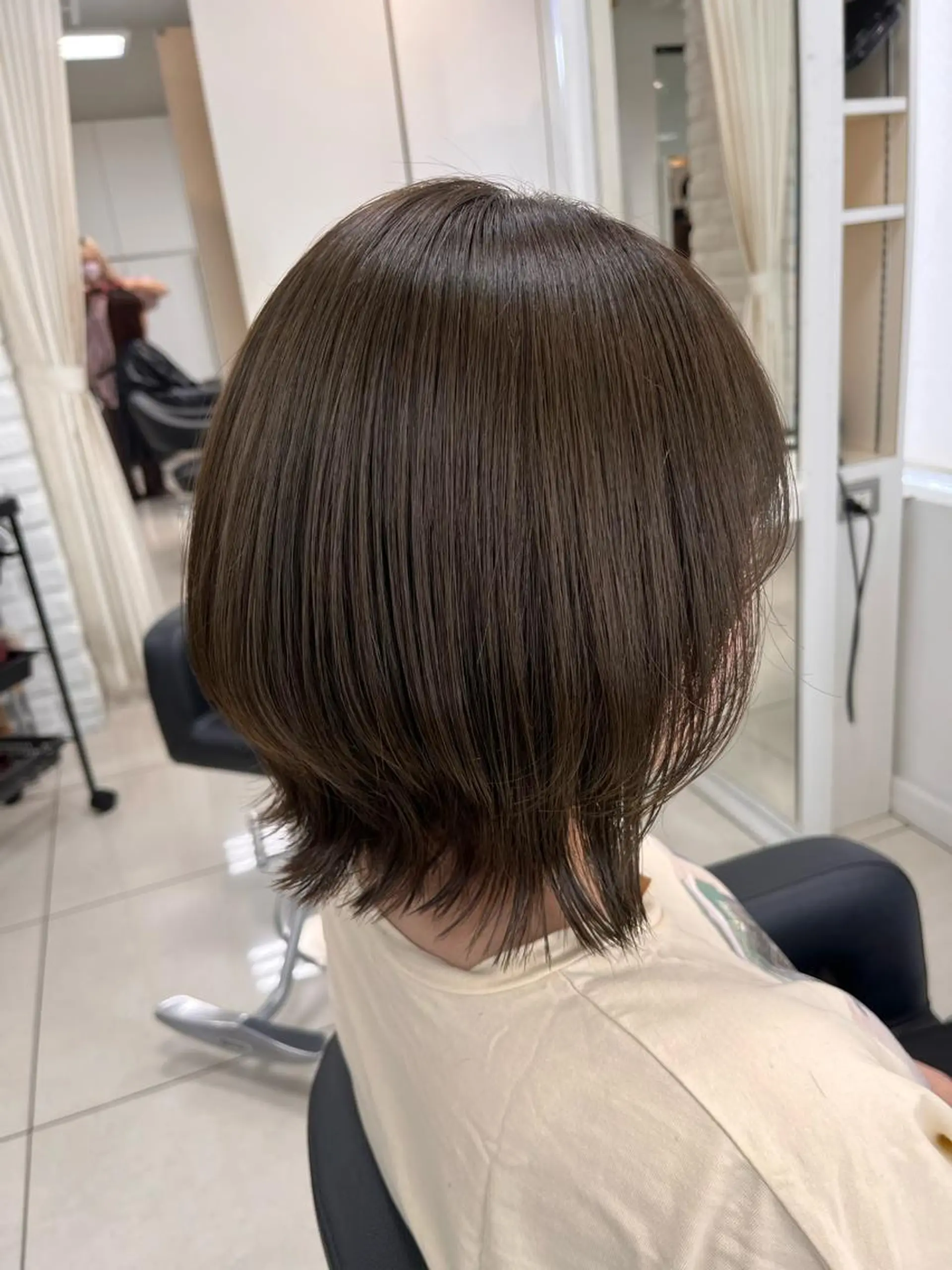 ショート カラー ベージュカラー オリーブベージュ レイヤーカット 外ハネヘア カット ヘアカラー トリートメント 【センターパート/ マッシュ】ryokaのヘアスタイル