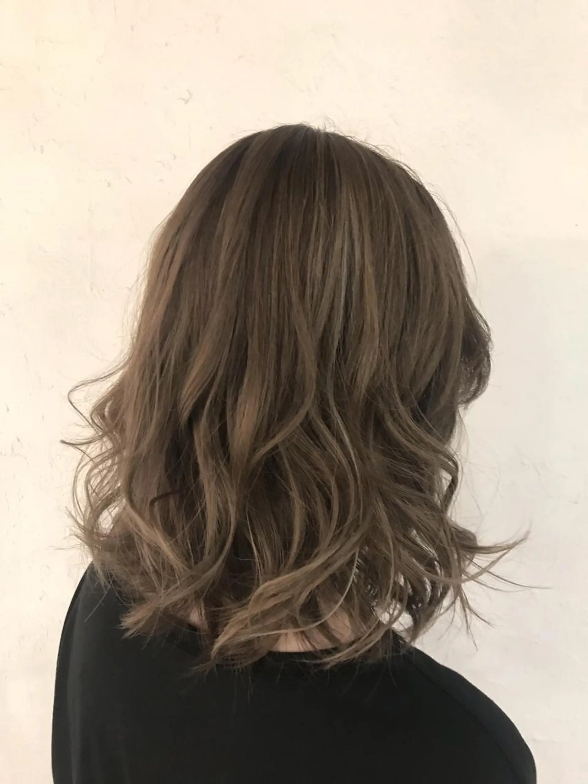 ミディアム カラー アッシュ アッシュグレー アッシュグレージュ バレイヤージュ グレージュ 伊藤 優希のヘアスタイル