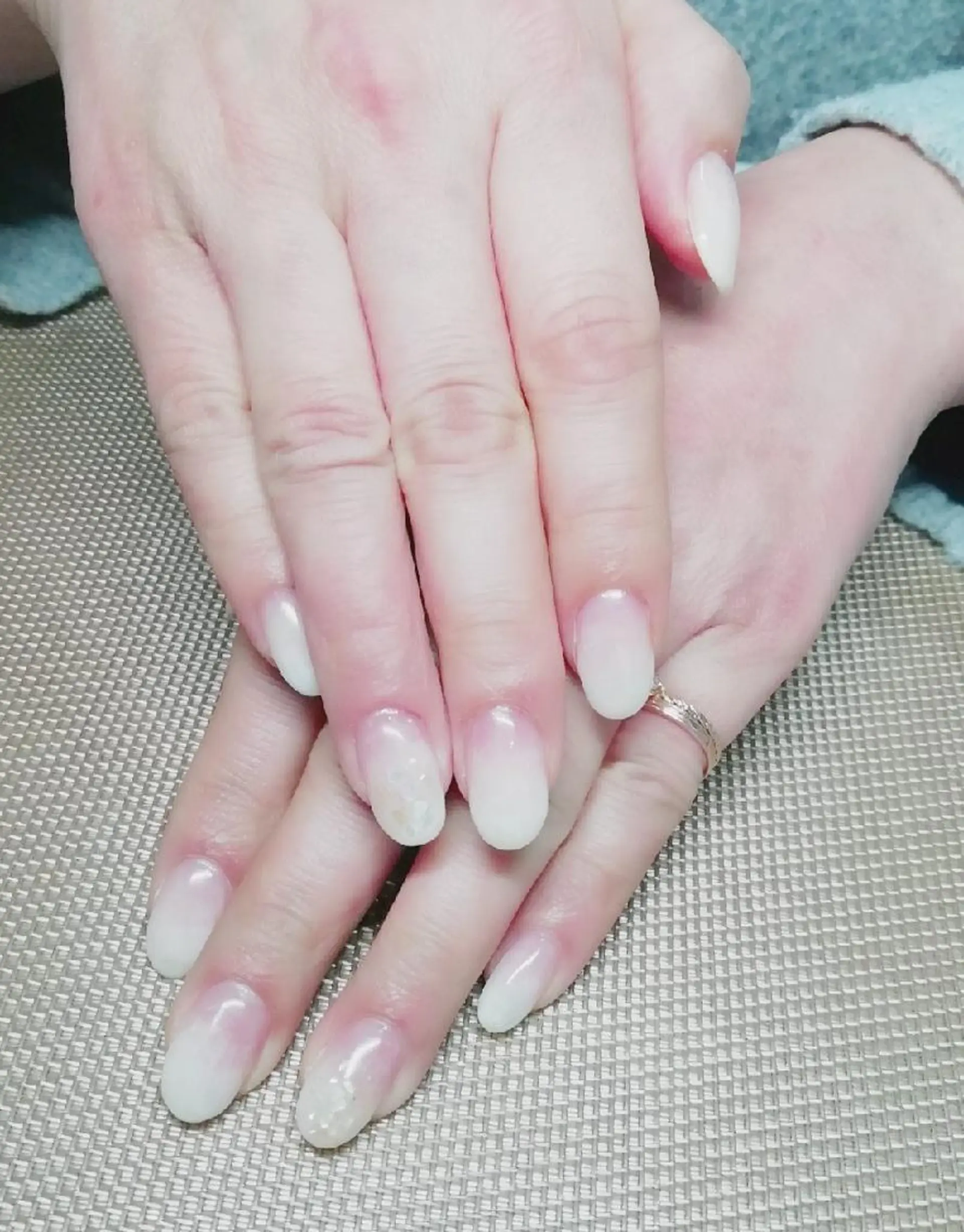 ネイル グラデーション シンプルネイル 春ネイル ホワイト ひだか あいこのネイルデザイン