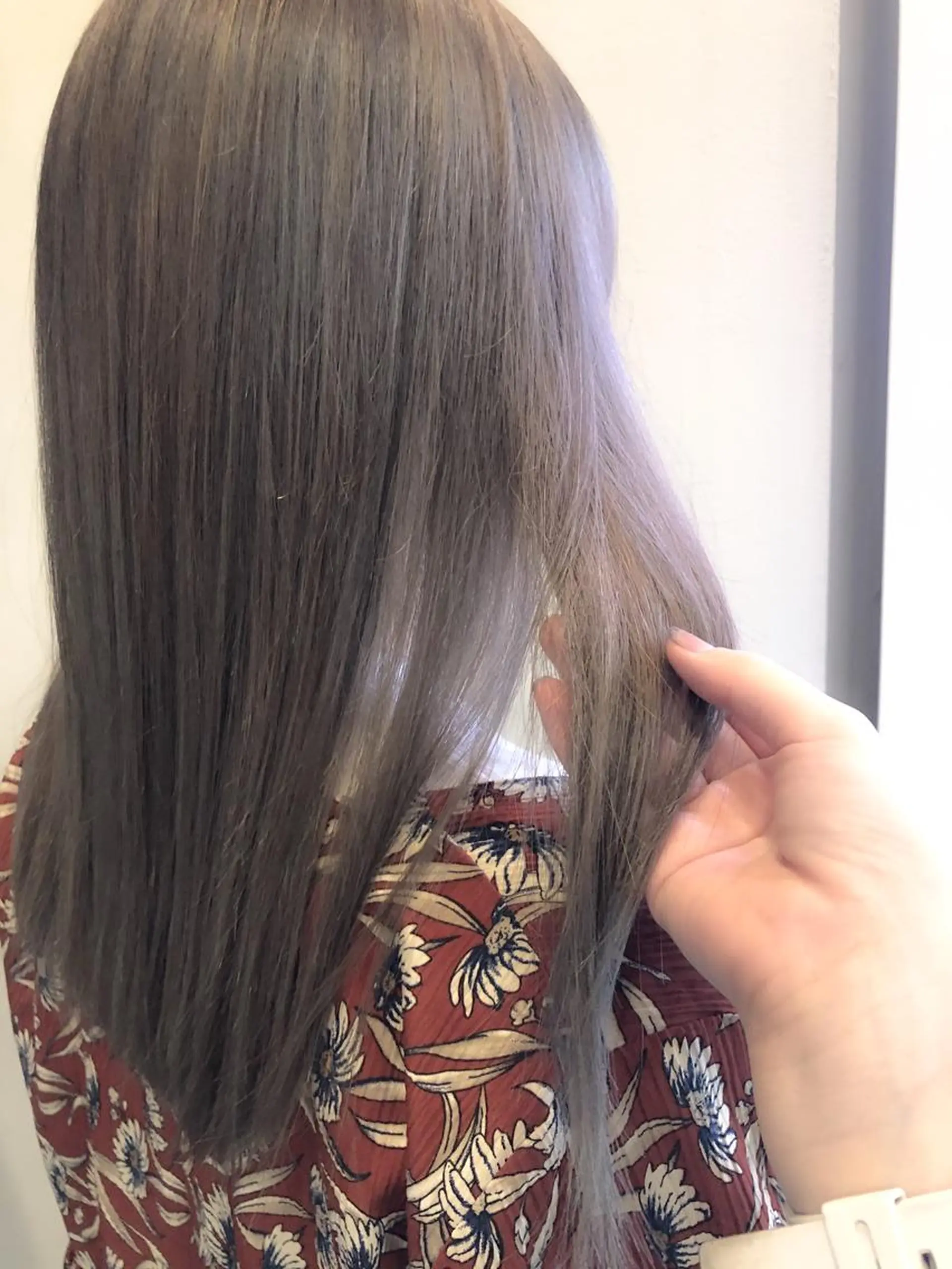 ミディアム カラー ベージュカラー シルバー シルバーベージュ 中東 真子のヘアスタイル