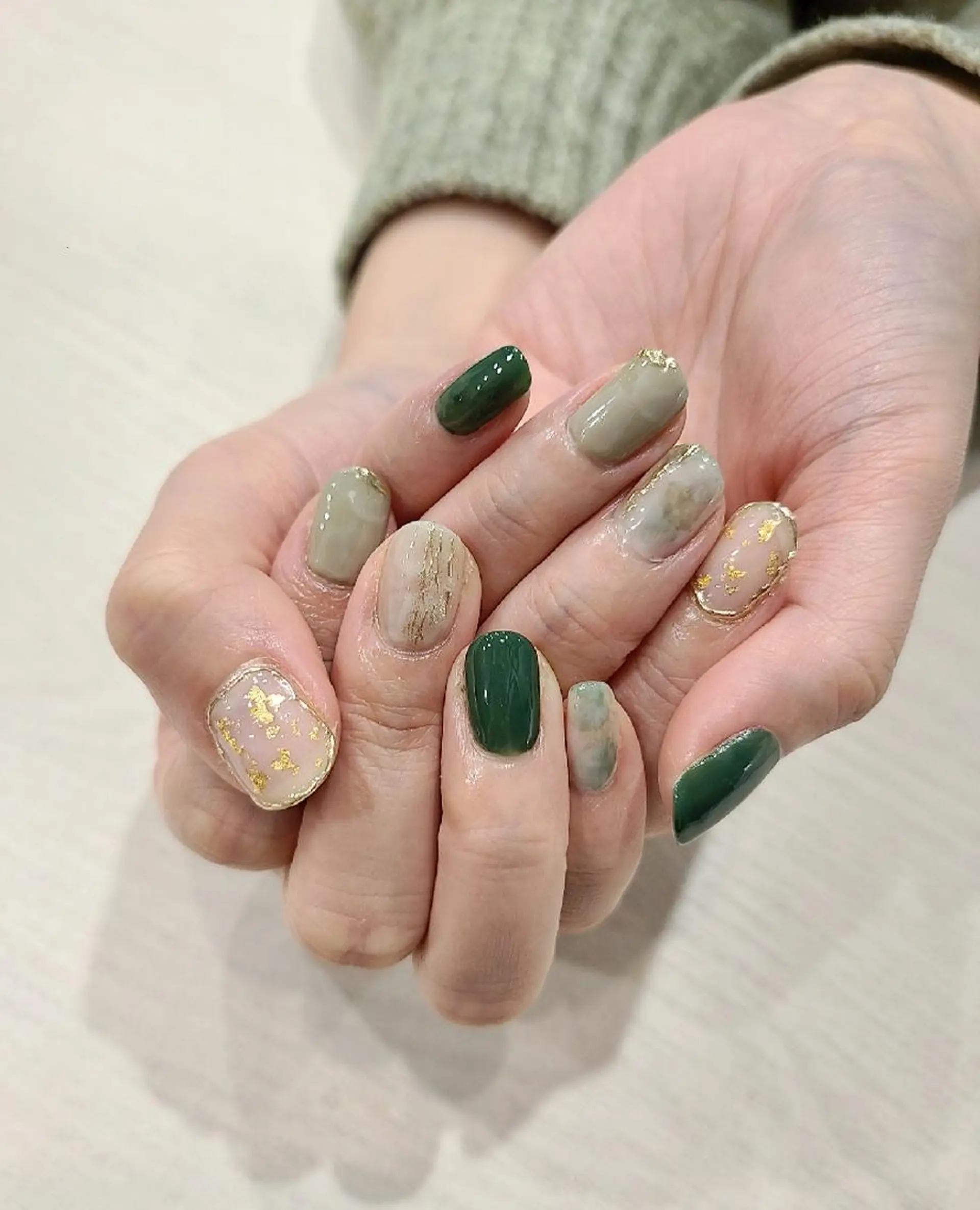 ネイル グリーン ニュアンスネイル ハンドネイル 関口 友菜のヘアスタイル