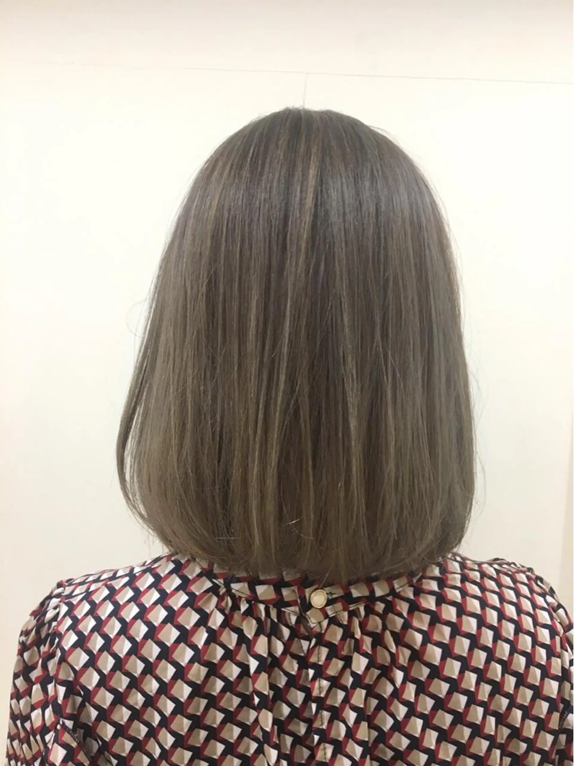 ミディアム カラー ベージュカラー ハイライトカラー ハイライト ぱつっとボブ/ 小野あかねのヘアスタイル