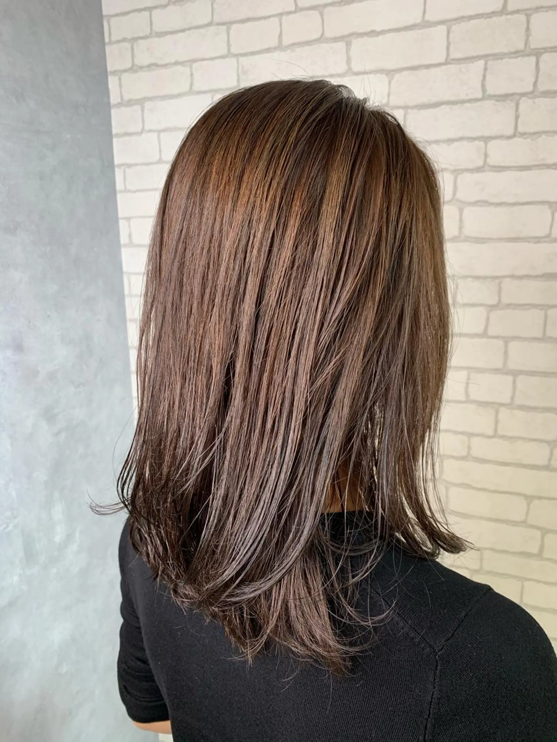 ミディアム カラー ハイライトカラー くせ毛 ハイライト アートディレクター 尾内 友美のヘアスタイル