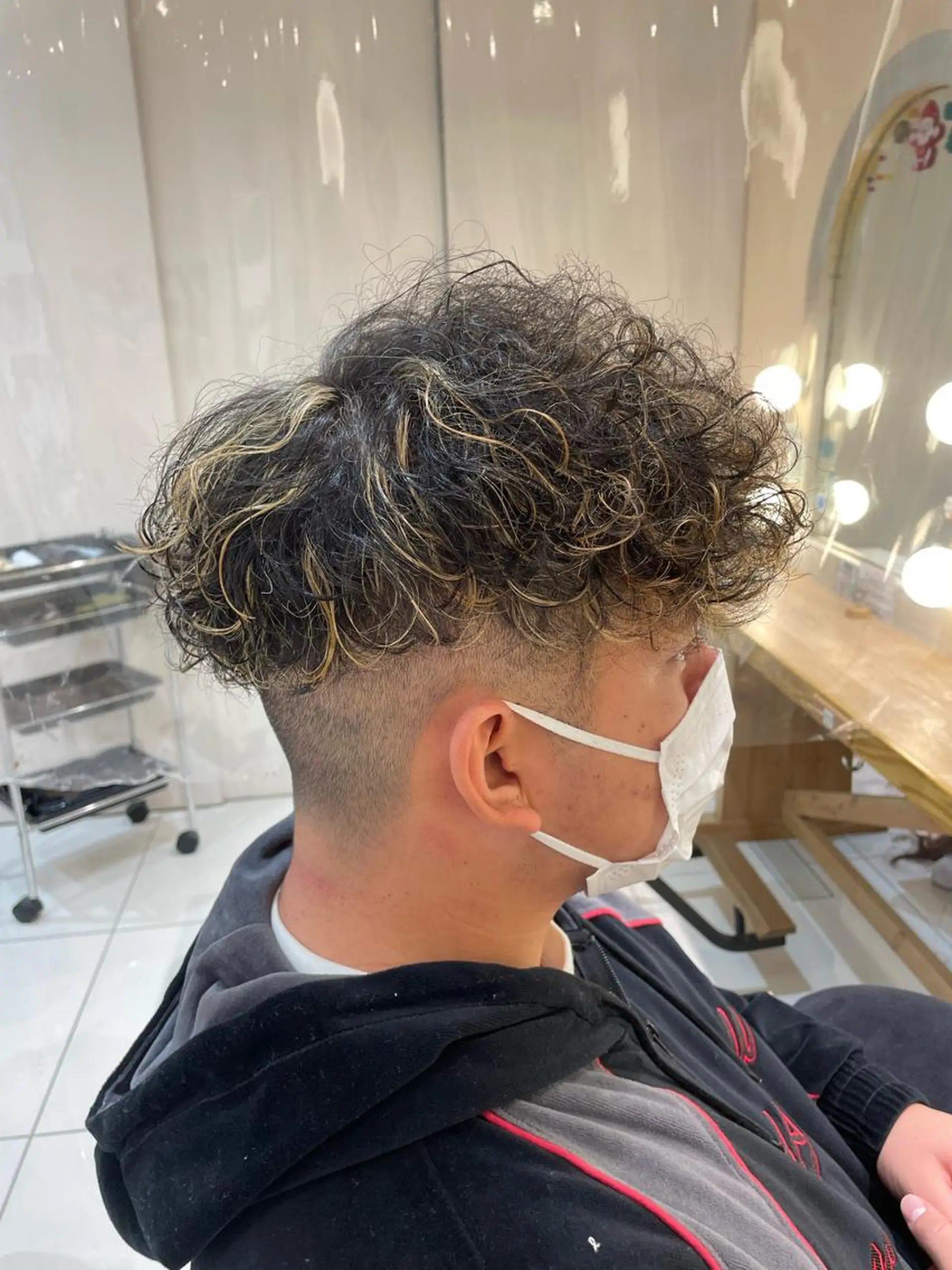 ミディアム パーマ メンズ ミディアムパーマ メンズブリーチ メンズハイライト メンズパーマ スペインカール 本厚木｜縮毛矯正/ 酸性スト専門サロンのヘアスタイル