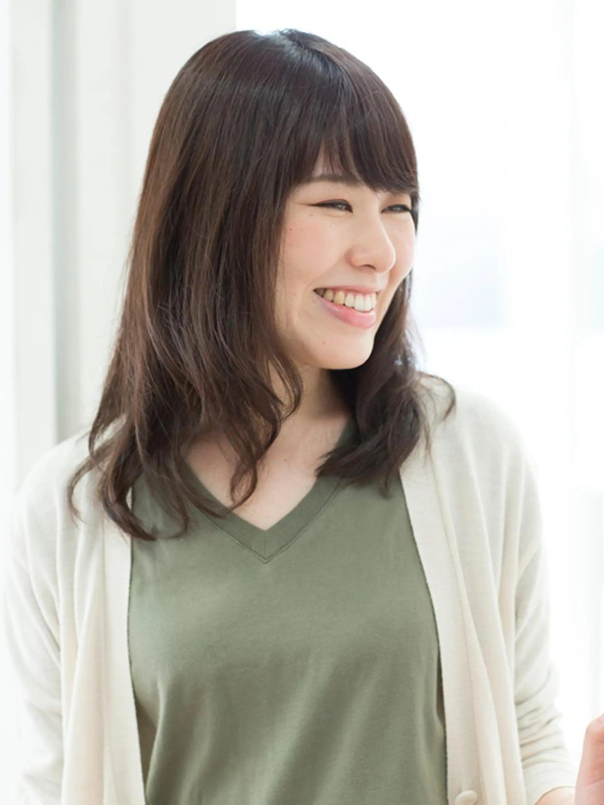 ミディアム セミロング カラー パーマ ミディアムパーマ セミロングパーマ レイヤーカット 内野 由紀のヘアスタイル