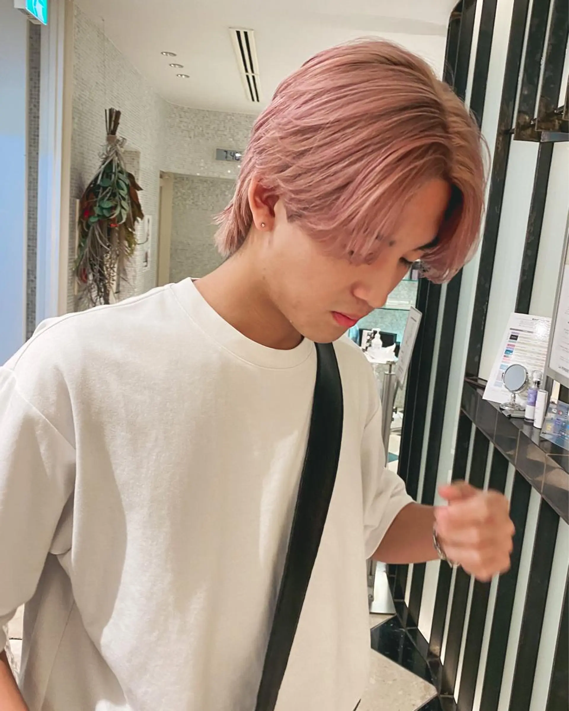 ショート カラー メンズ メンズブリーチ ベージュカラー ブリーチ ケアブリーチ ピンクカラー カット ヘアカラー 栄/矢場町 三井太朗のヘアスタイル