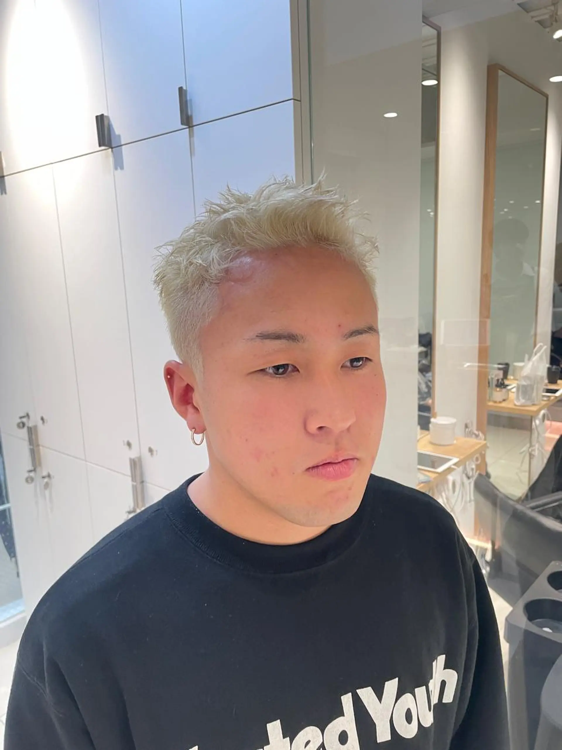 カラー ヘアアレンジ メンズ 刈り上げ メンズベリーショート ブロンド ホワイトブロンド ヘアカラー トリートメント ヘッドスパ ヘアセット 艶髪✨寒色カラー✨ 翁長孝輔のヘアスタイル