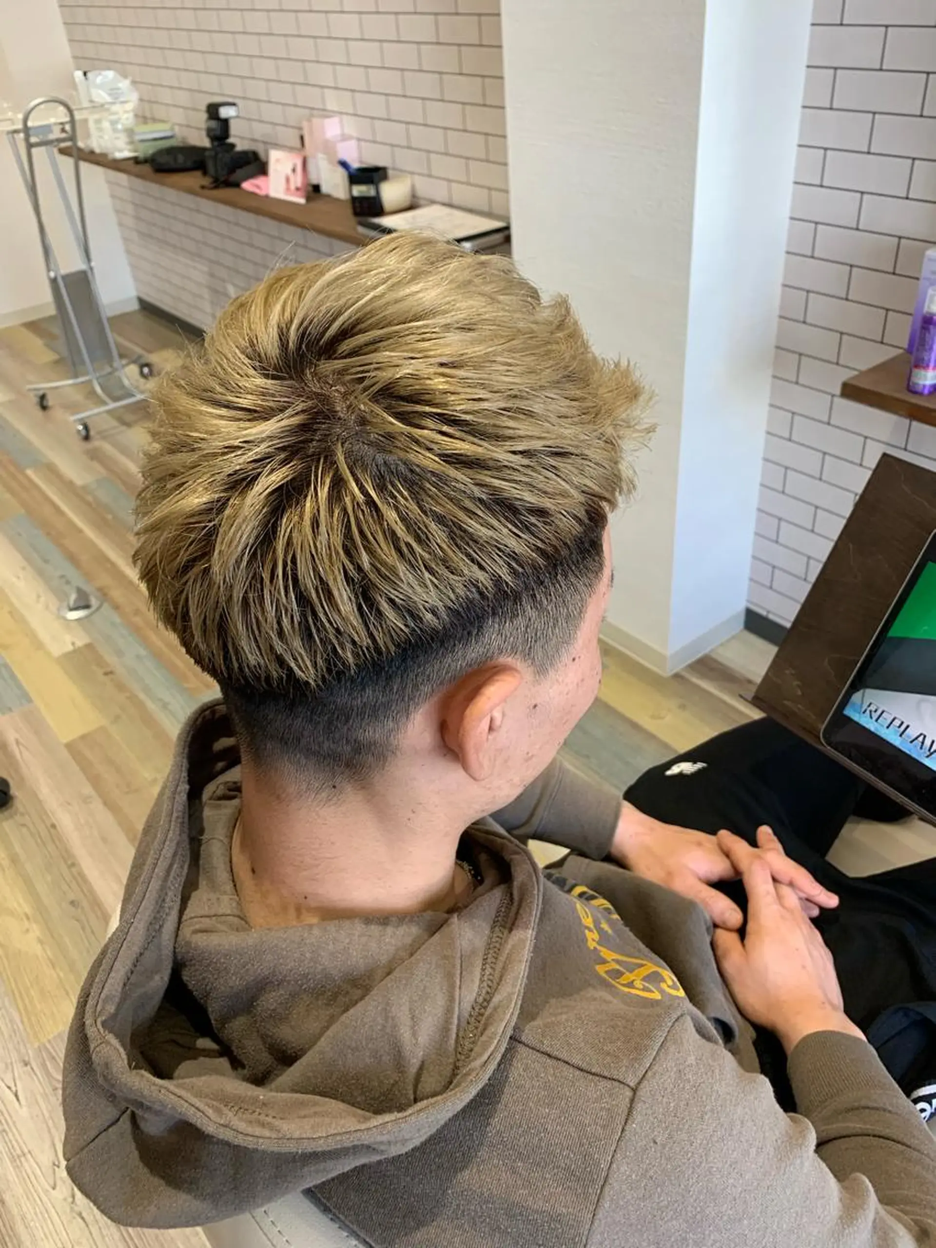 ショート カラー メンズ メンズハイトーン メンズベリーショート ベリーショート ハイトーンカラー ショートヘア hair salon 未来-mirai所属・【男性専門】岩崎凌 ✂︎楽しい時間を！のヘアスタイル
