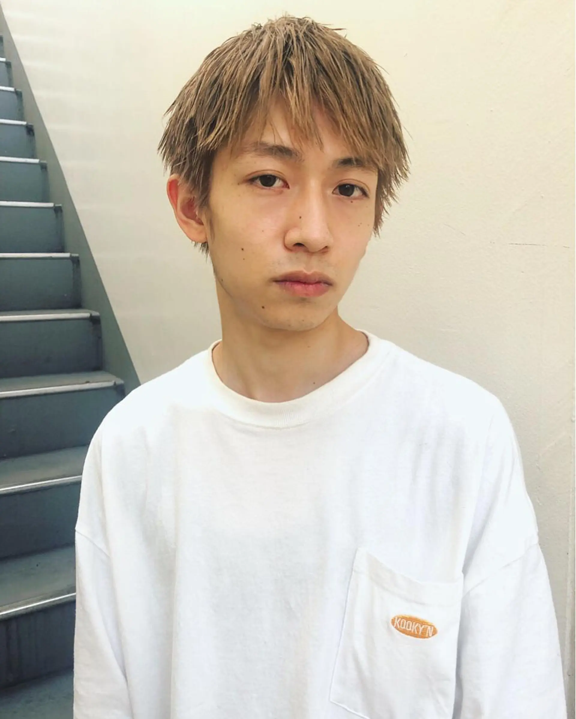 ショート カラー メンズ 刈り上げ ベージュカラー ショートヘア カット ヘアカラー トリートメント Loom.所属・村上雅人 ナチュラルモードのヘアスタイル