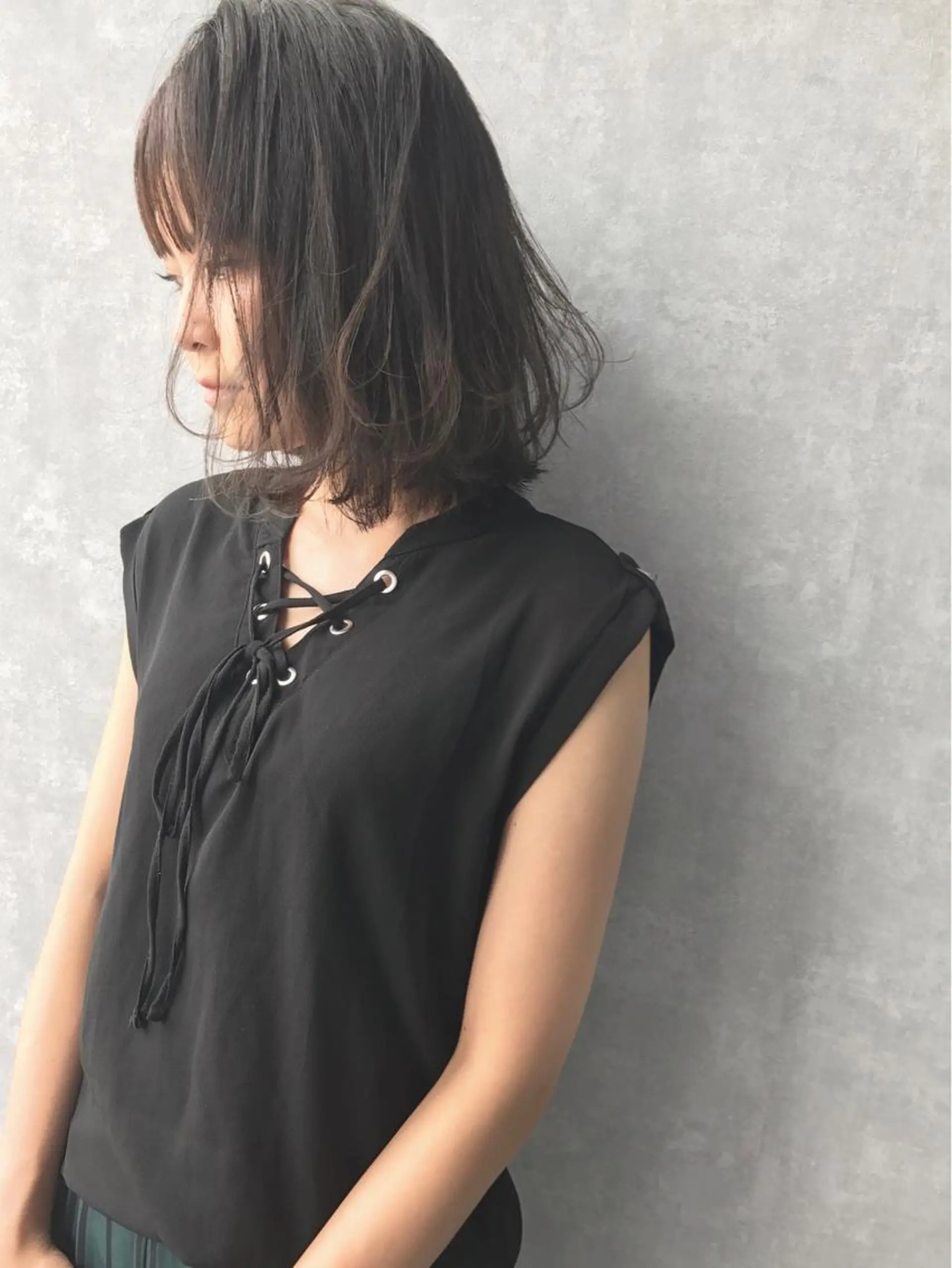 ミディアム カラー グレージュ TOMOYAレイヤー ブリーチ縮毛矯正のヘアスタイル