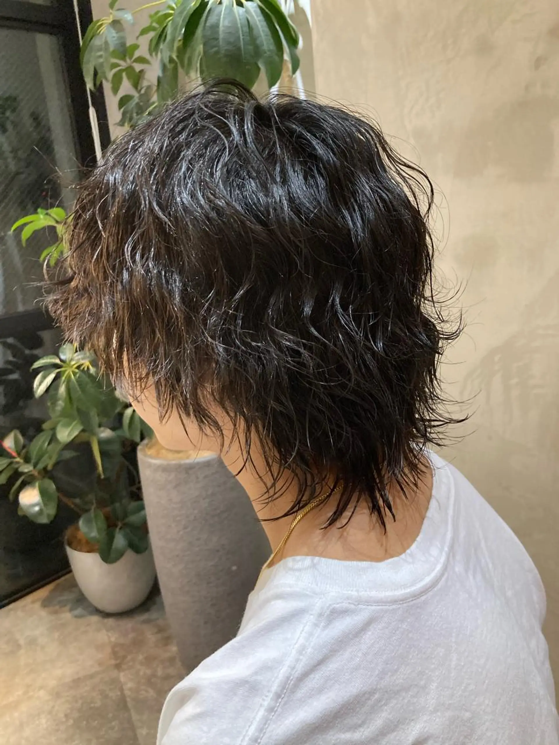 ミディアム パーマ メンズ ミディアムパーマ メンズパーマ メンズウルフカット ウルフカット 波巻きスパイラルパー マ/シャドウパーマ駿のヘアスタイル