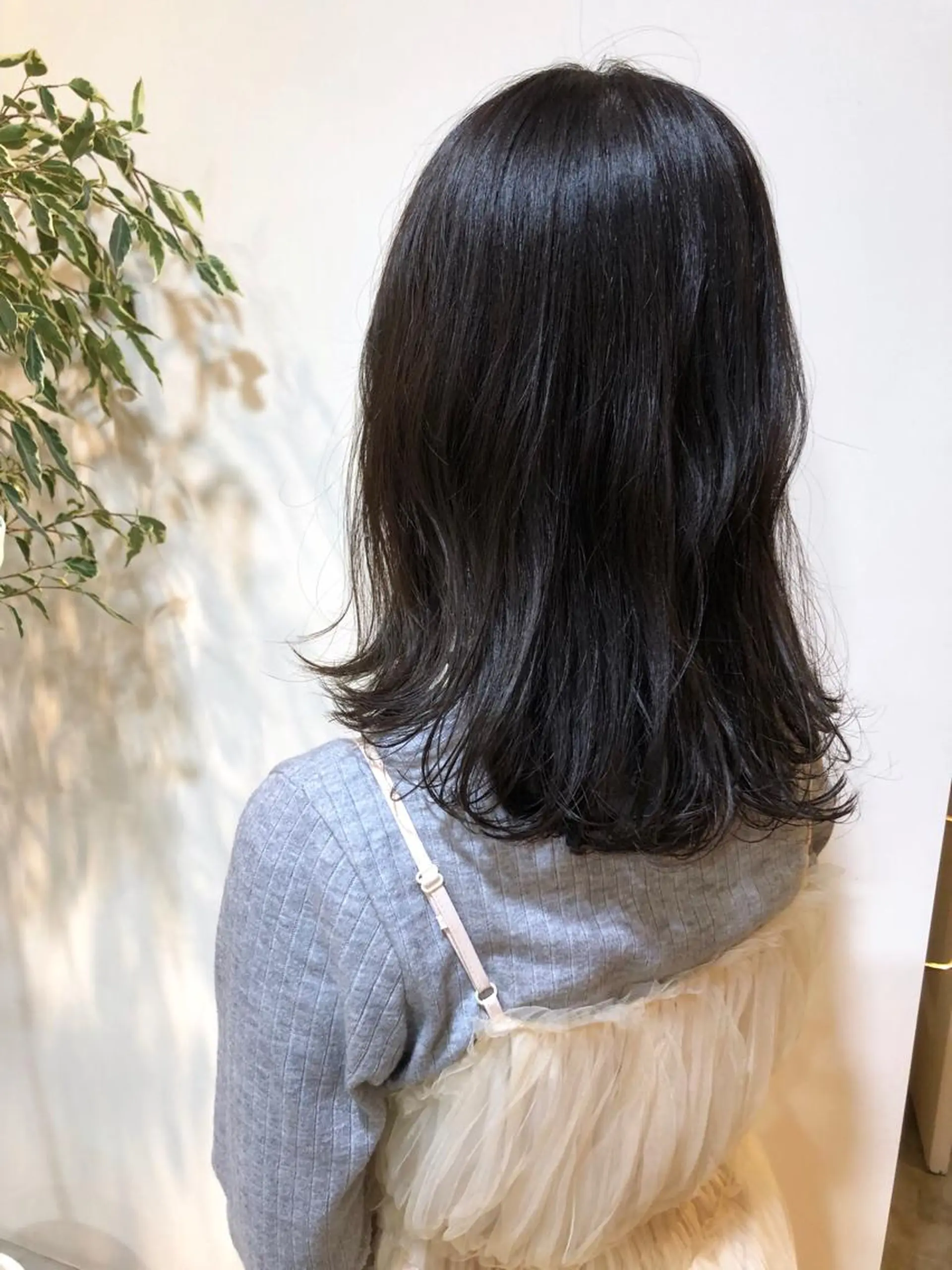 ミディアム カラー MIOベージュカラー 柔らかいカラーのヘアスタイル