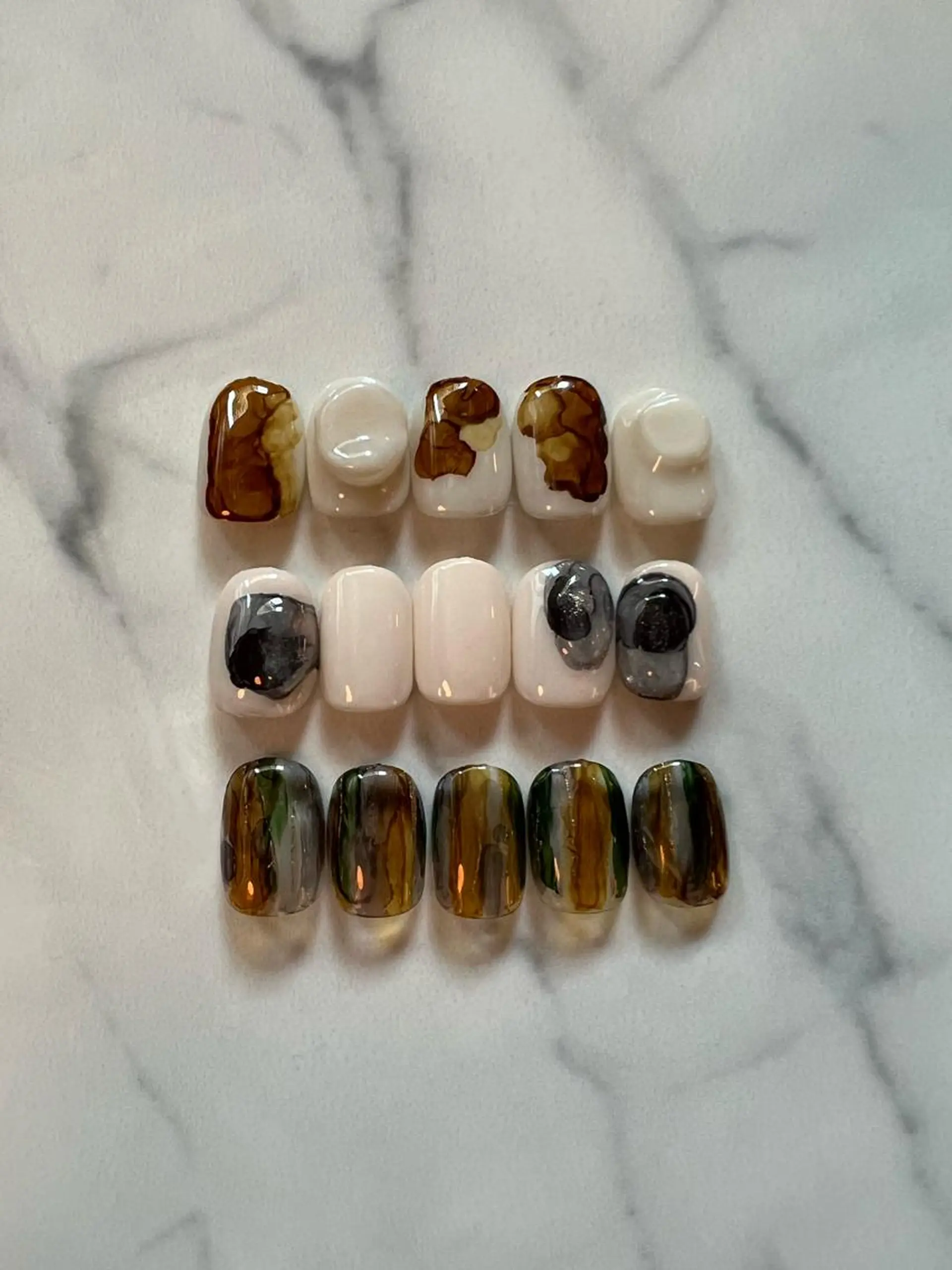 ネイル une／YUKINA 🫧大人nuanceのネイルデザイン