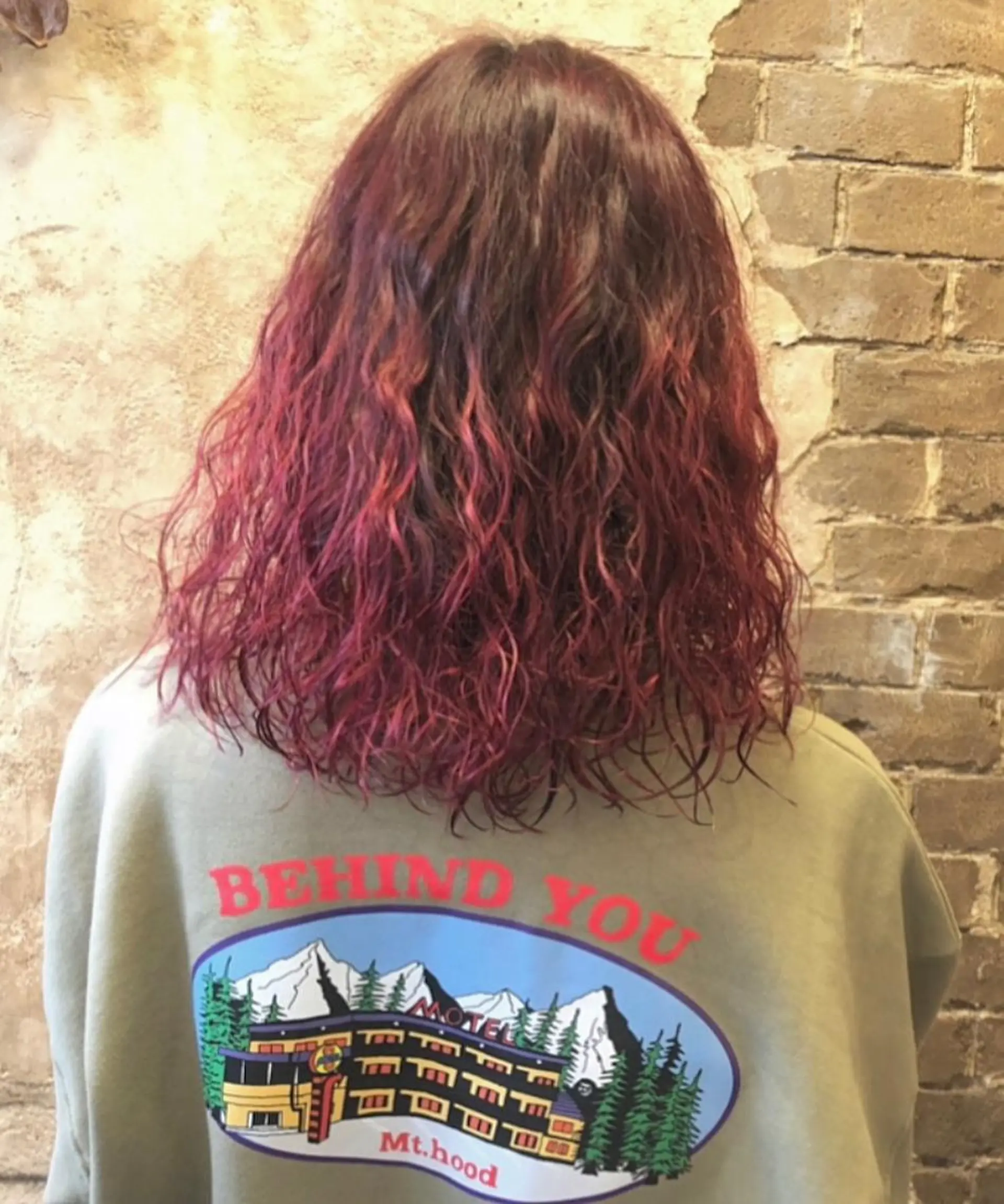 ミディアム カット パーマ ブリーチ、パーマ 西部笑のヘアスタイル