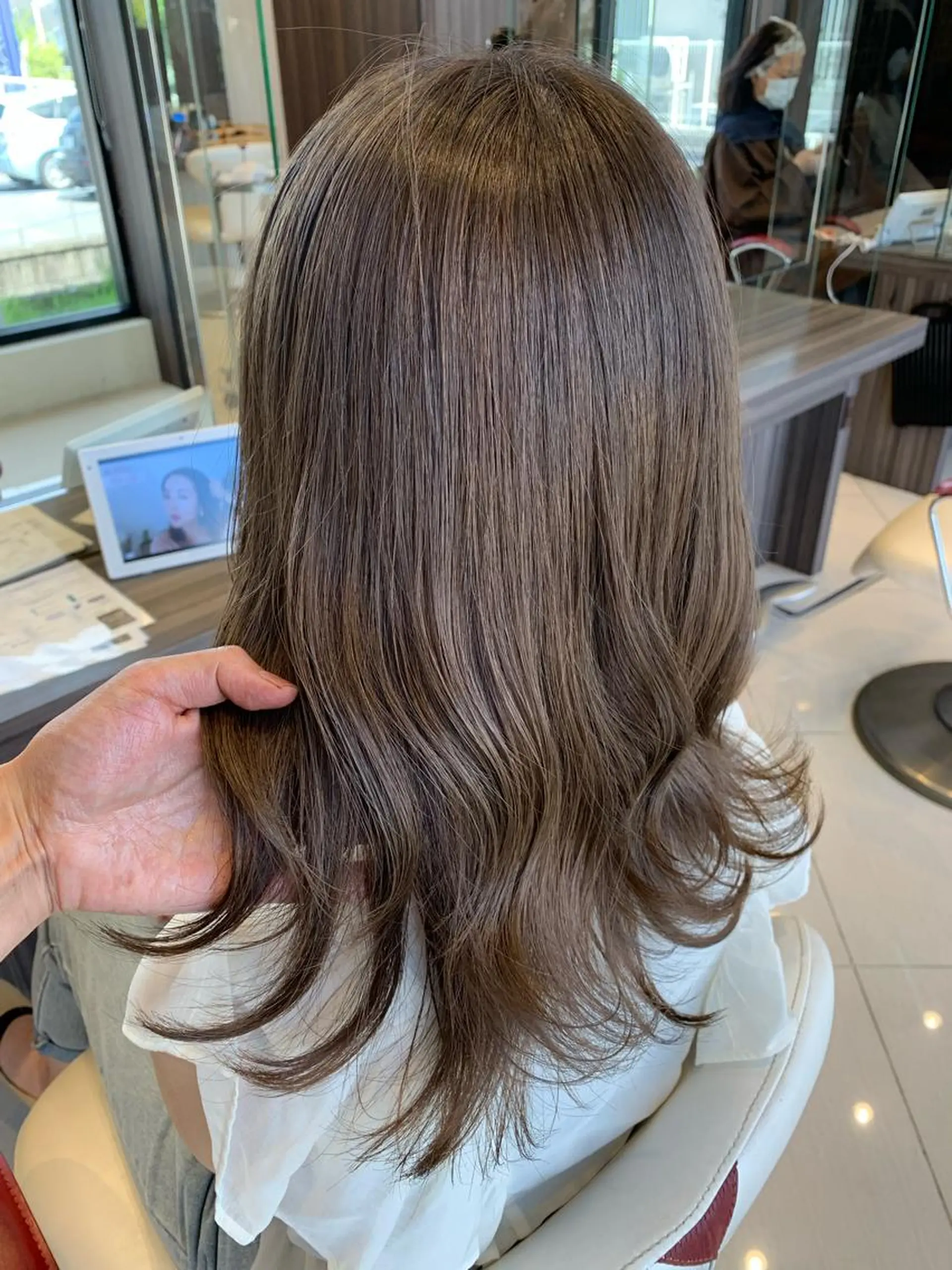 ミディアム カラー ベージュカラー ミルクティーベージュ ヘアカラー 古畑 佑悟のヘアスタイル