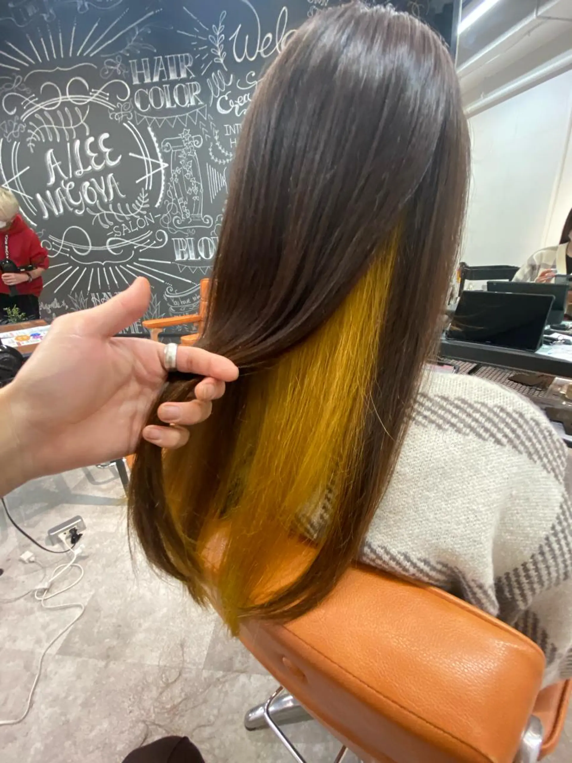 ミディアム カラー ブリーチ イエローカラー ヘアカラー トリートメント AILEE所属・ウルフカット レイヤーカット上柿のヘアスタイル